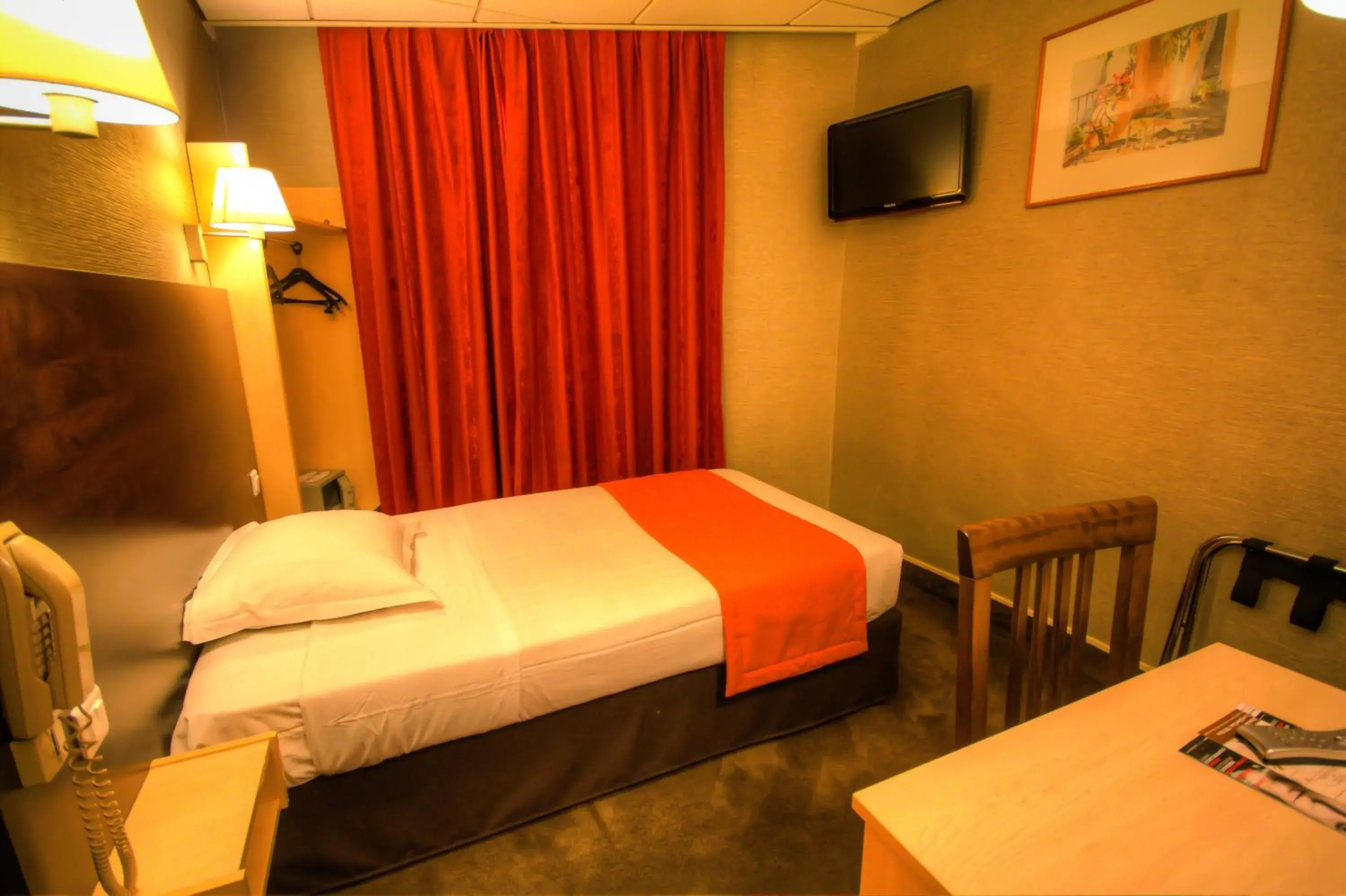 Single Room with Shower in Hôtel Des Trois Gares Single Room with Shower in Hôtel Des Trois Gares