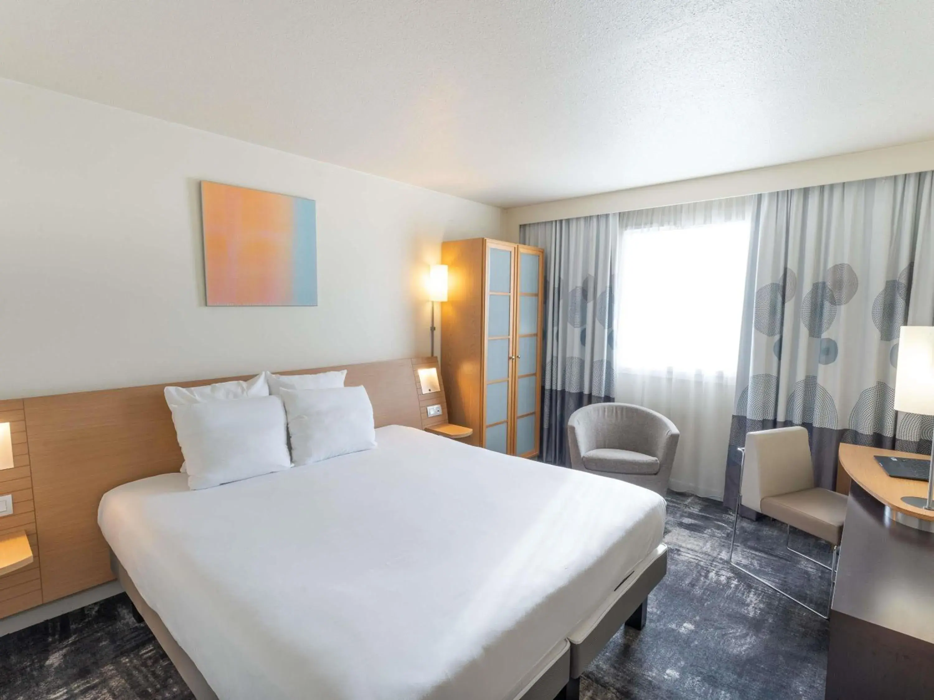 Superior King Room in Novotel Nantes Centre Bord de Loire Superior King Room in Novotel Nantes Centre Bord de Loire