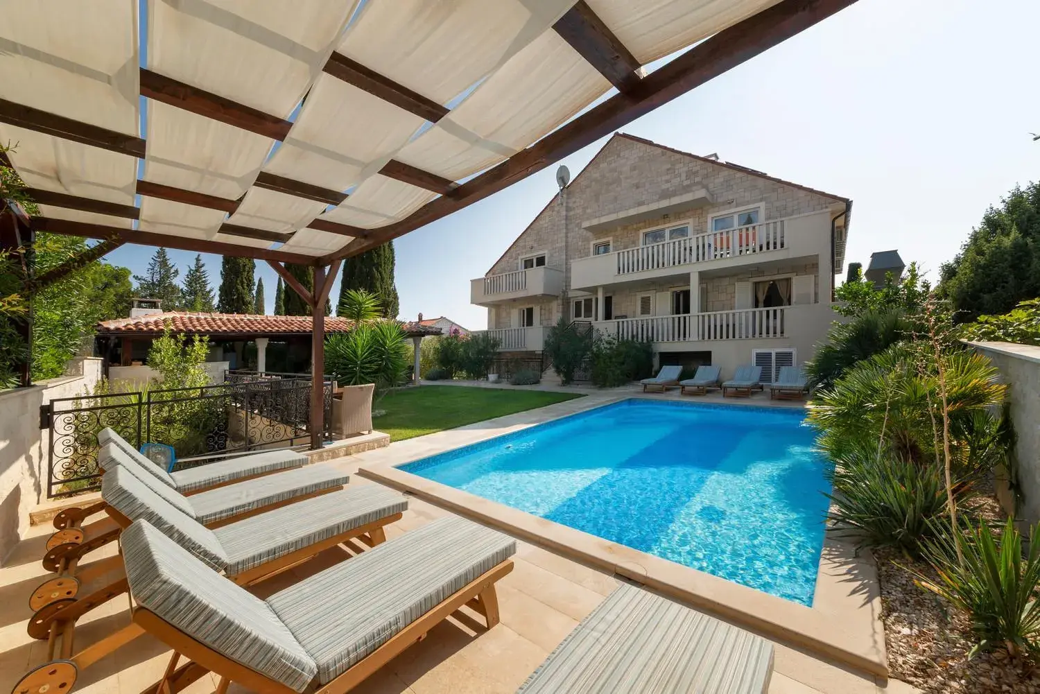 Deluxe Suite in Villa Mediterranea Deluxe Suite in Villa Mediterranea