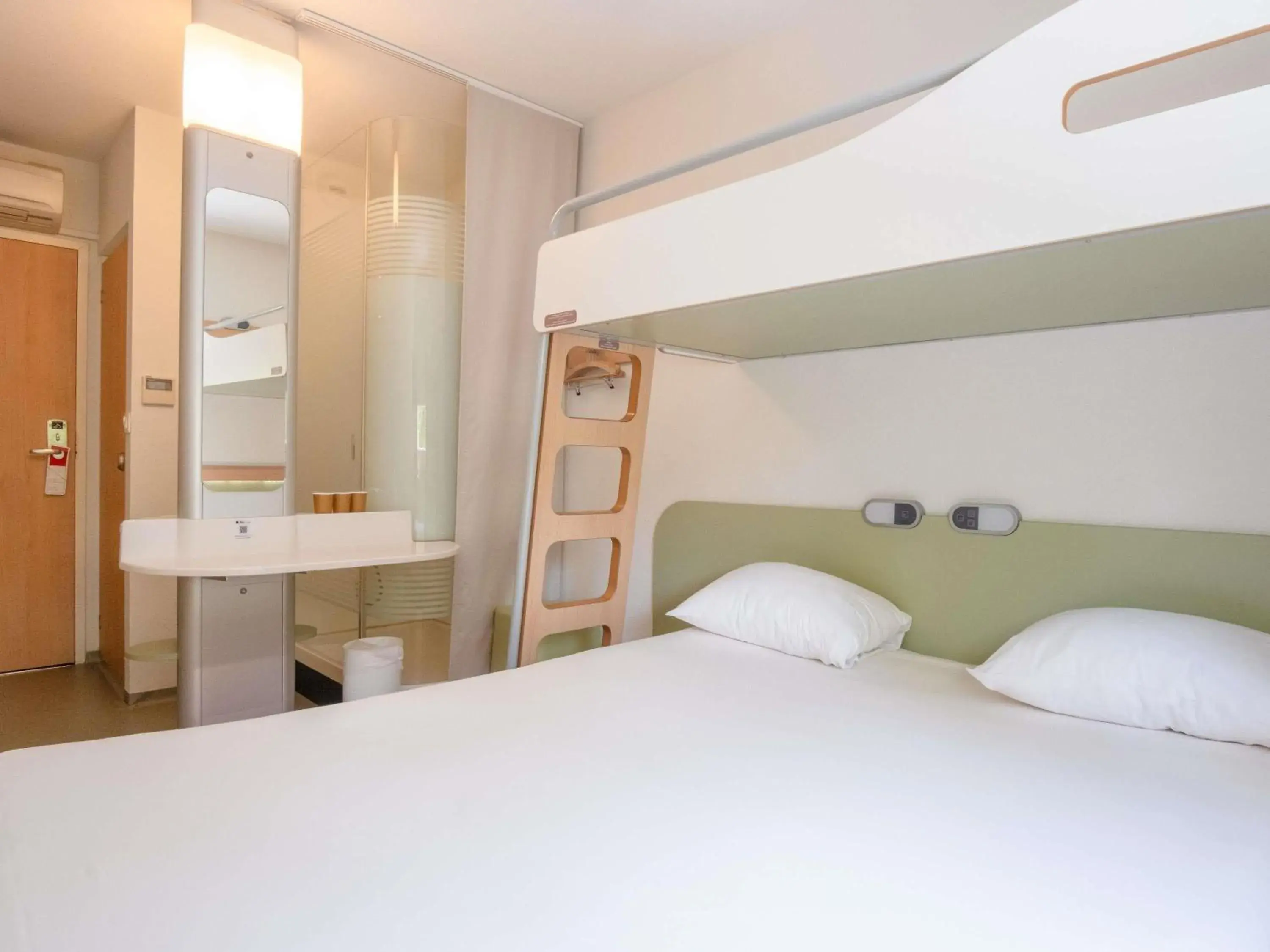 Triple Room with One Double Bed and One Bunk Bed in ibis budget Toulouse Aeroport Triple Room with One Double Bed and One Bunk Bed in ibis budget Toulouse Aeroport