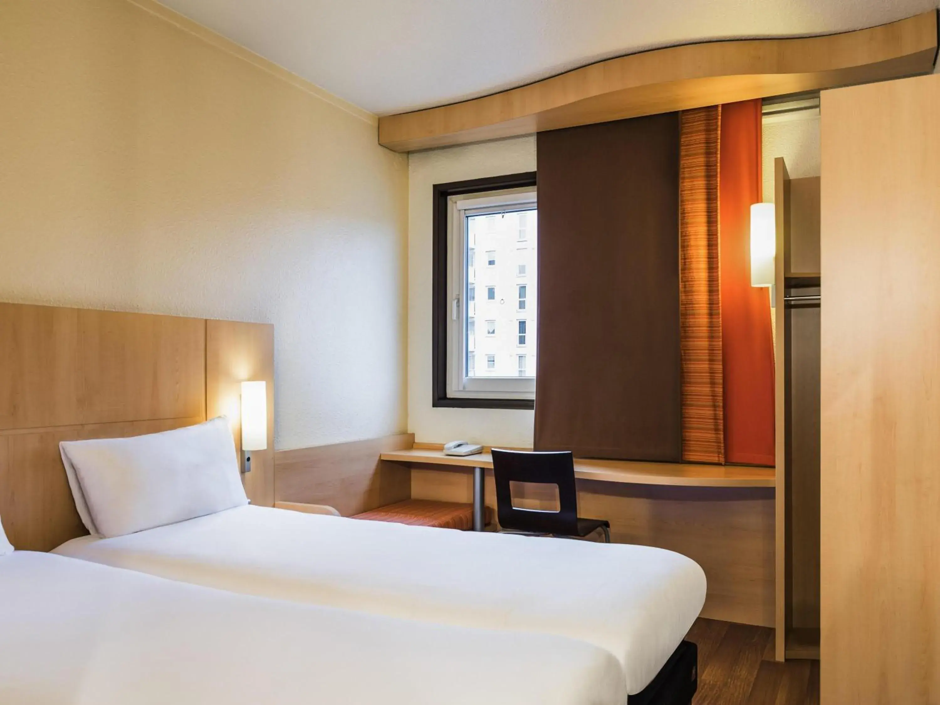 Standard Room with 2 Single Beds in ibis Paris Pont de Suresnes Longchamp Standard Room with 2 Single Beds in ibis Paris Pont de Suresnes Longchamp