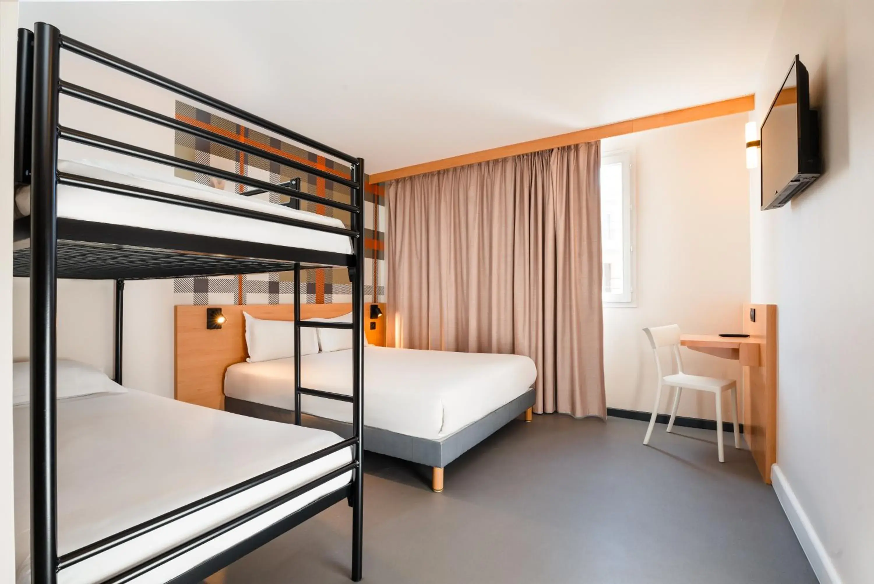 Family Quadruple Room with bunk beds and bathtub in easyHotel Nice Old Town Family Quadruple Room with bunk beds and bathtub in easyHotel Nice Old Town