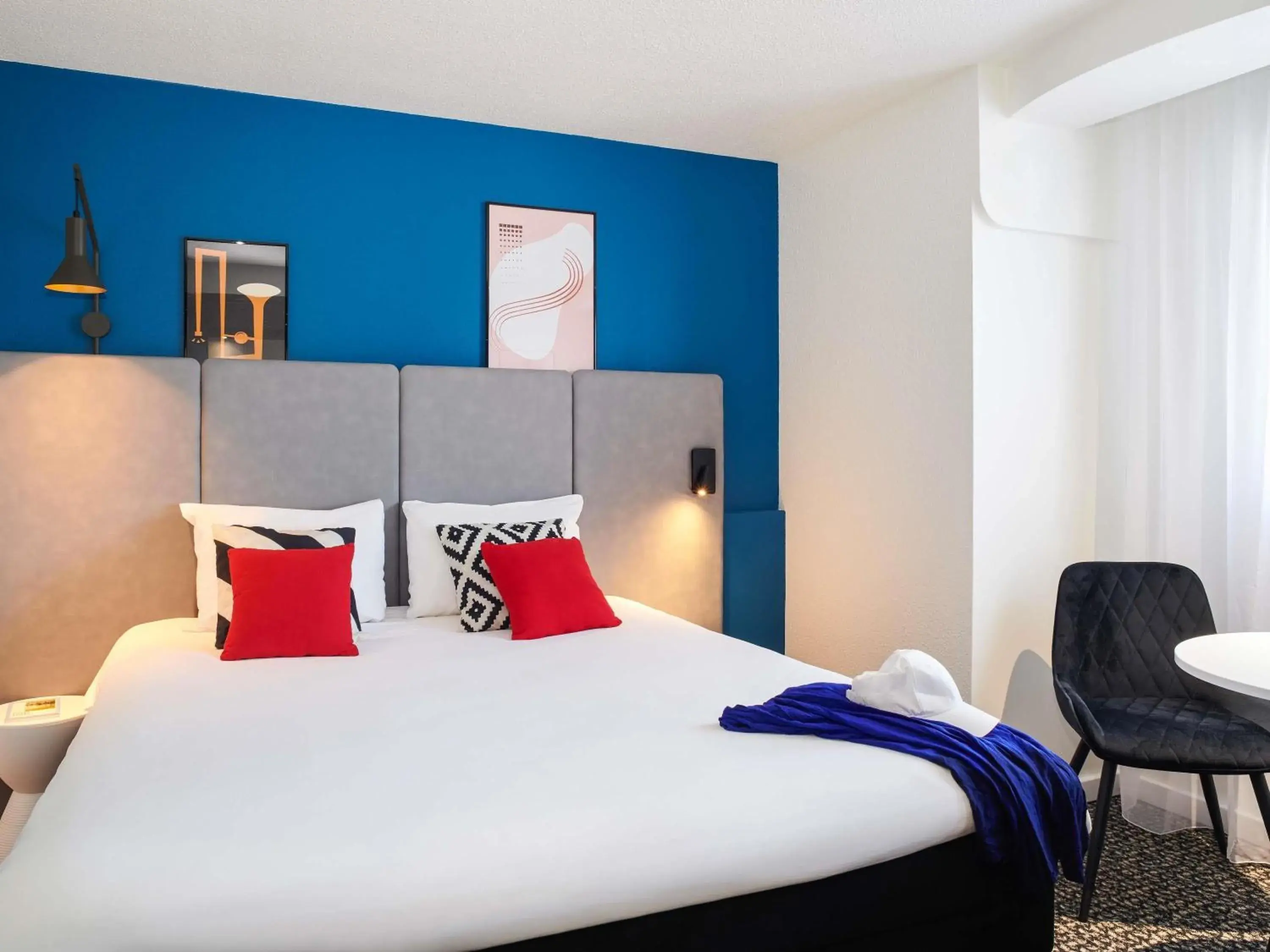 Junior Suite with One Queen Bed and Two Sofabeds in ibis Saint-Nazaire - Trignac Junior Suite with One Queen Bed and Two Sofabeds in ibis Saint-Nazaire - Trignac
