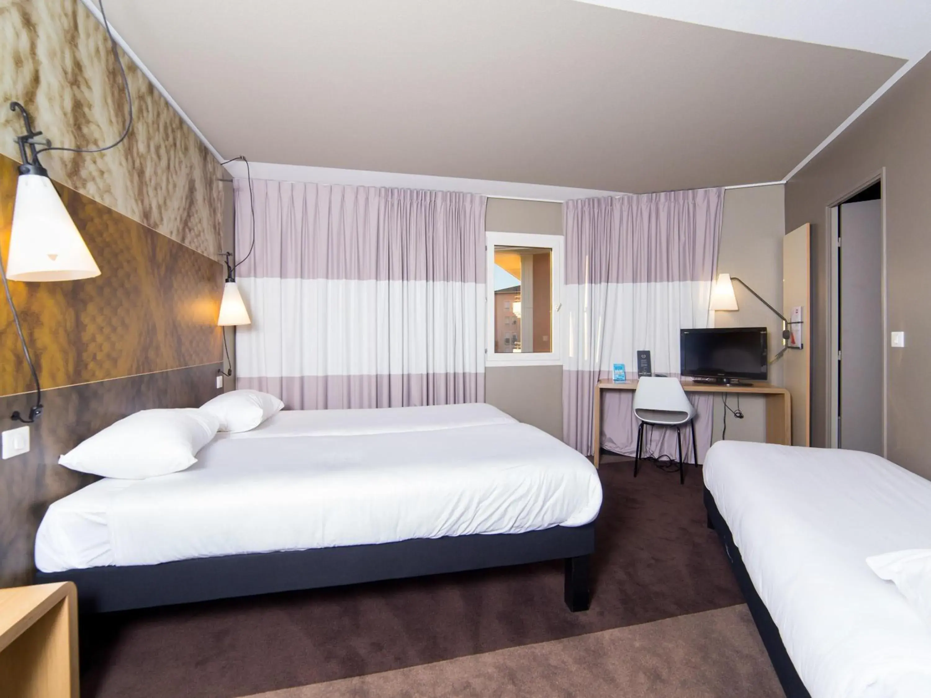 Standard Room With Three Single Beds in Ibis Toulouse Purpan Aeroport Standard Room With Three Single Beds in Ibis Toulouse Purpan Aeroport