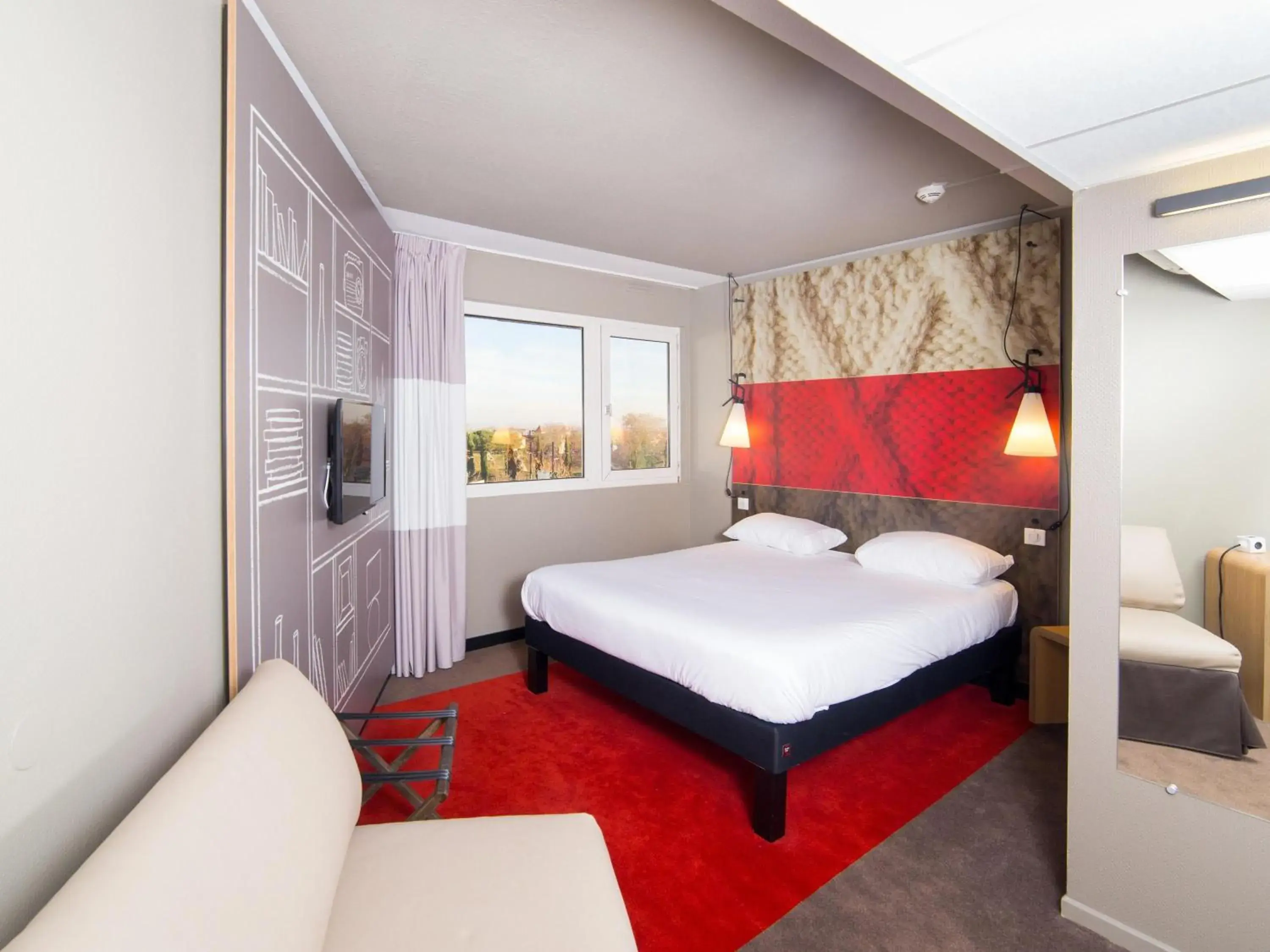Standard Room with One Double Bed and One Sofa in Ibis Toulouse Purpan Aeroport Standard Room with One Double Bed and One Sofa in Ibis Toulouse Purpan Aeroport