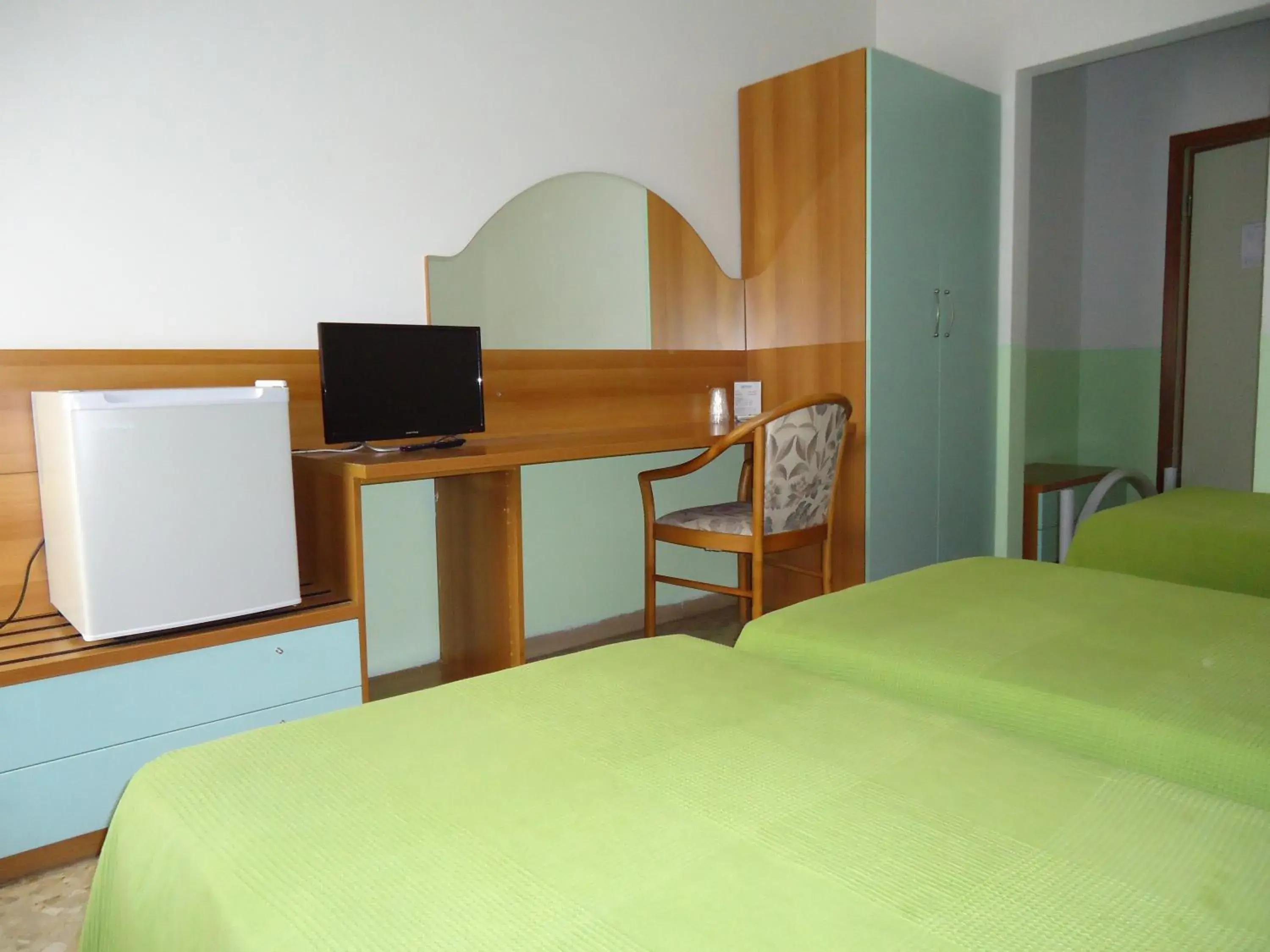 Triple Room in Motel Boston Triple Room in Motel Boston