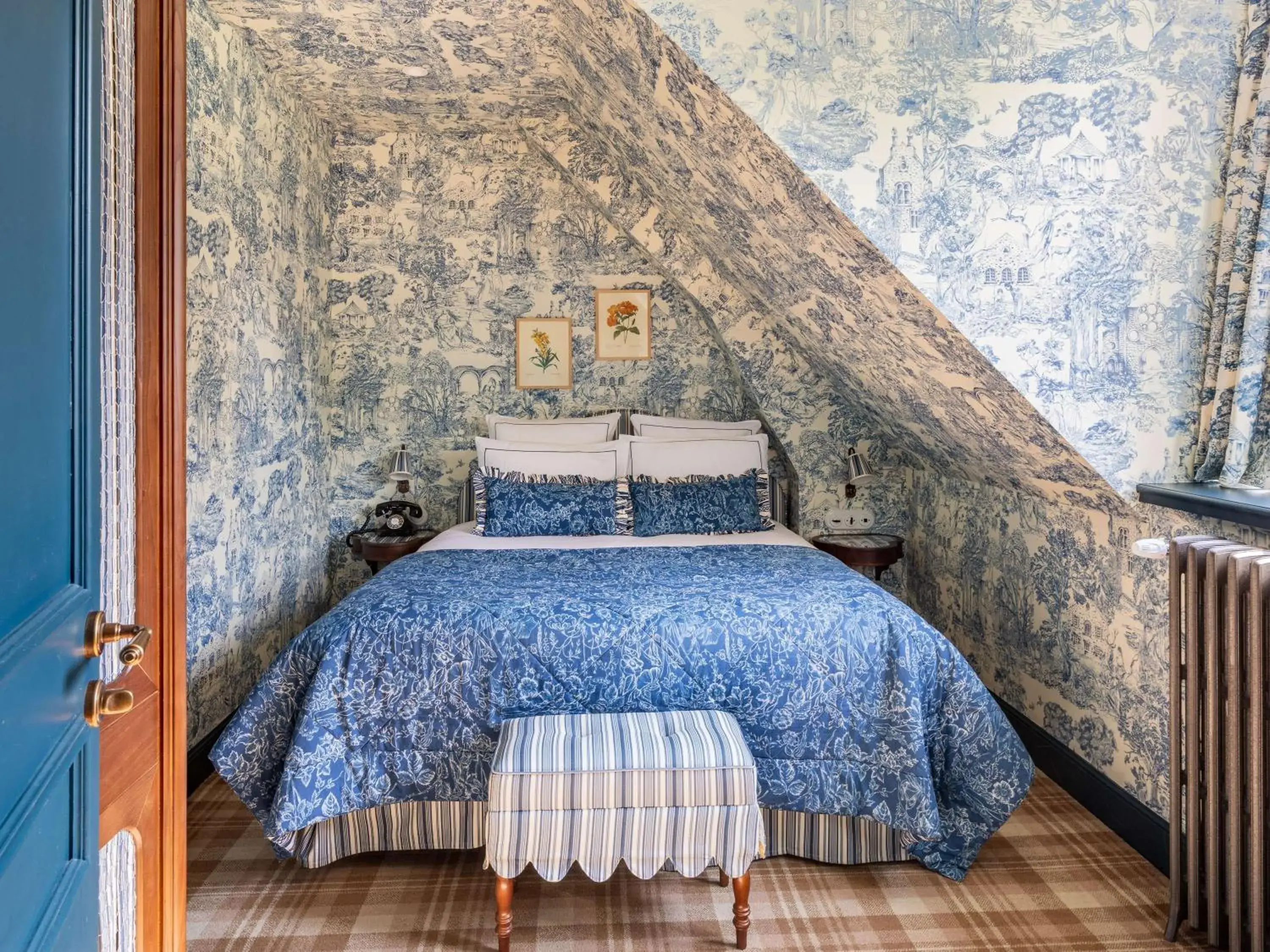 Tiny Room (Haras) in Abbaye Des Vaux De Cernay Tiny Room (Haras) in Abbaye Des Vaux De Cernay