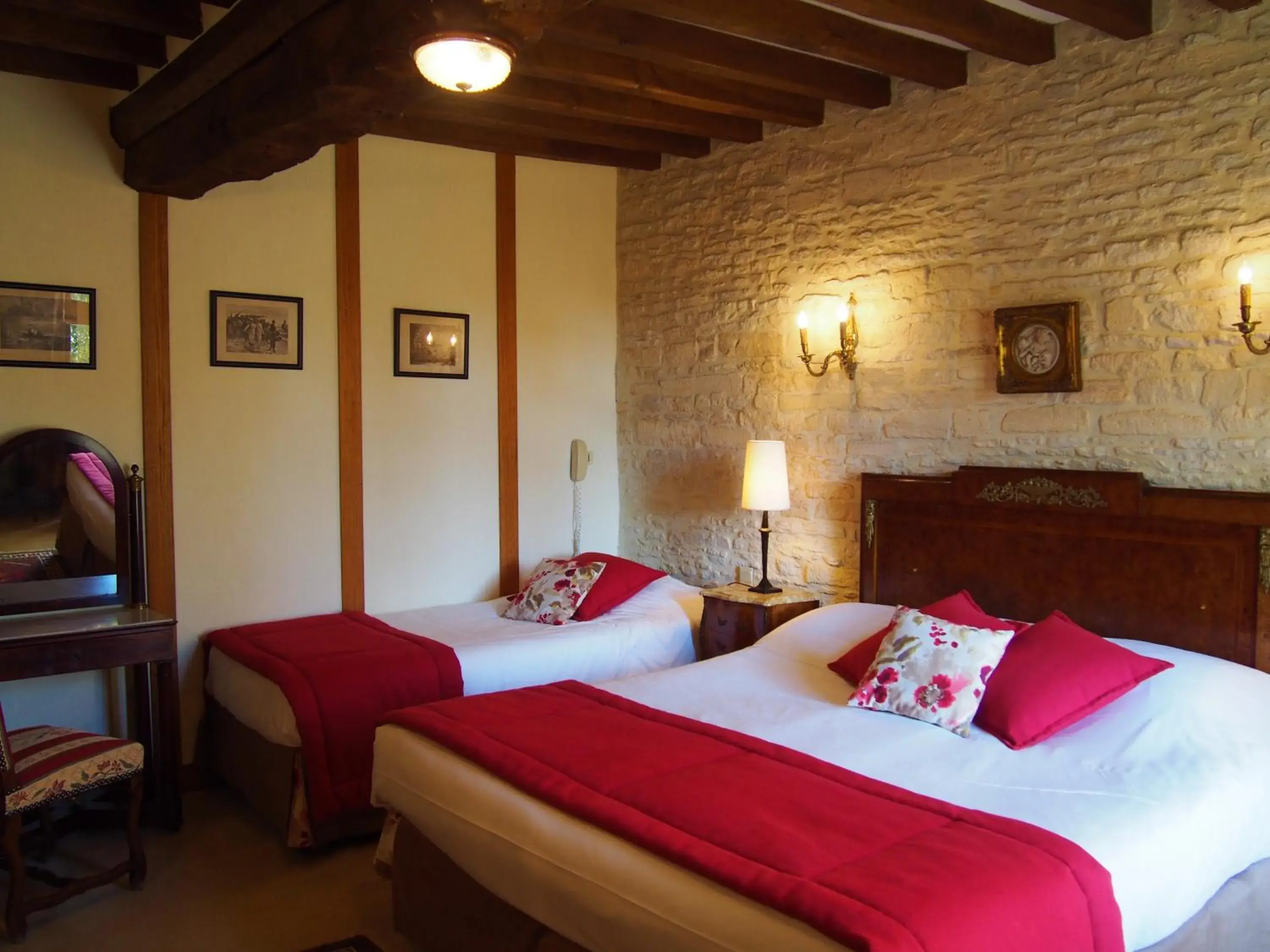 Superior Triple Room in Hôtel Le Manoir De Mathan Crépon à la campagne 5 mn d'Arromanches et 10 mn de Bayeux Superior Triple Room in Hôtel Le Manoir De Mathan Crépon à la campagne 5 mn d'Arromanches et 10 mn de Bayeux