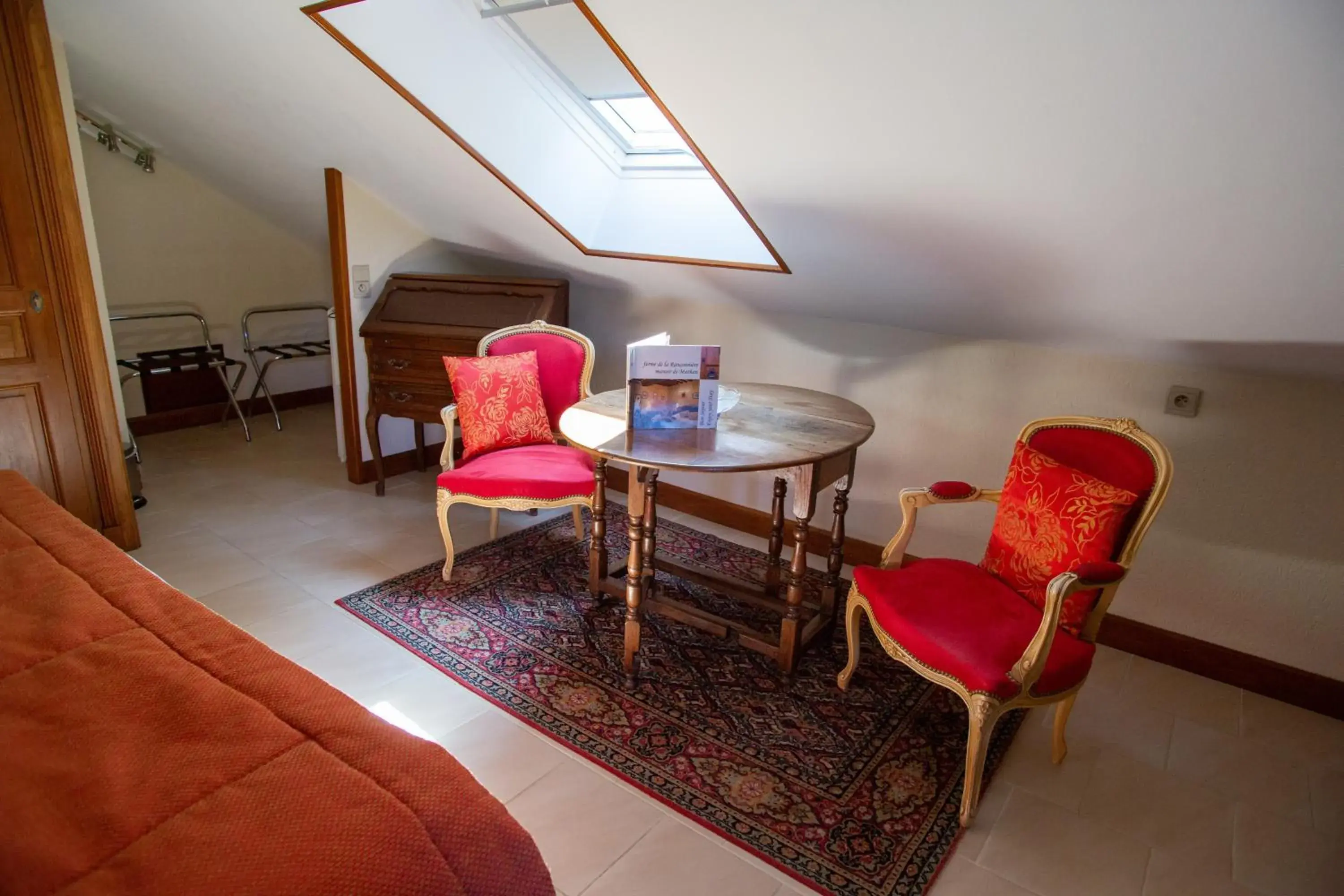 Traditional Double Room in Hôtel Le Manoir De Mathan Crépon à la campagne 5 mn d'Arromanches et 10 mn de Bayeux Traditional Double Room in Hôtel Le Manoir De Mathan Crépon à la campagne 5 mn d'Arromanches et 10 mn de Bayeux