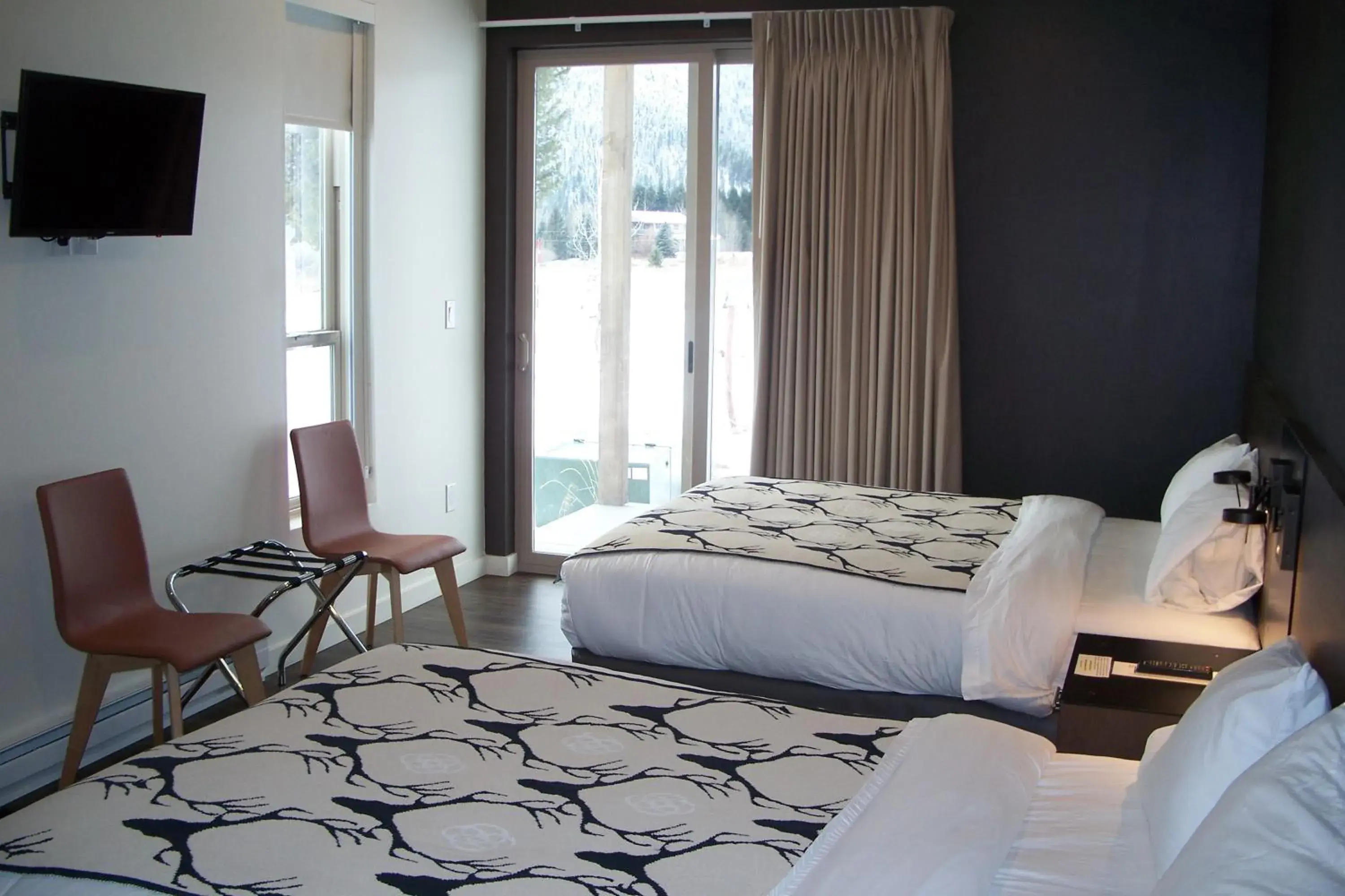 Deluxe Queen Room in Terra Nova Cabins Deluxe Queen Room in Terra Nova Cabins