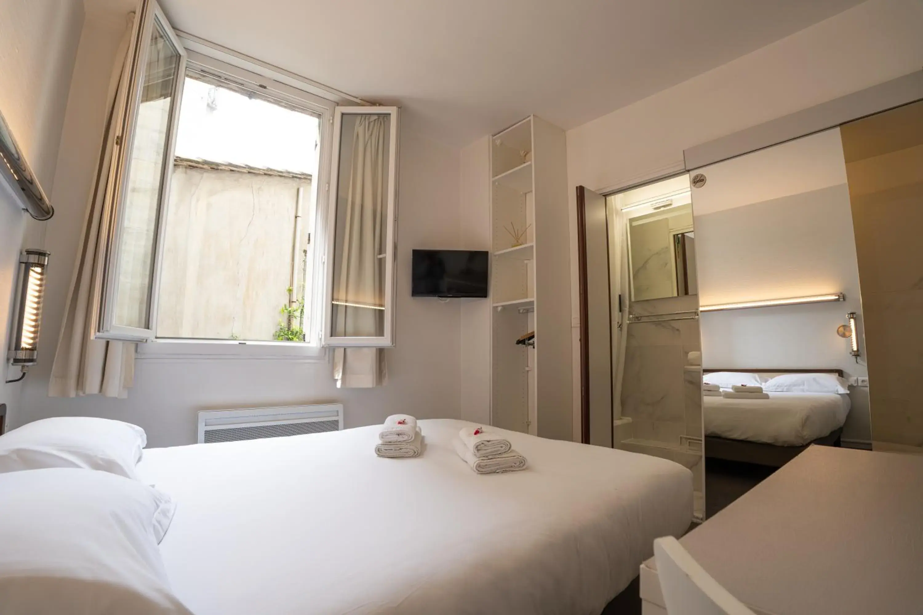 Double Room With Small Bathroom - Courtyard Side in Hotel Des Grands Hommes - Bordeaux Centre Double Room With Small Bathroom - Courtyard Side in Hotel Des Grands Hommes - Bordeaux Centre