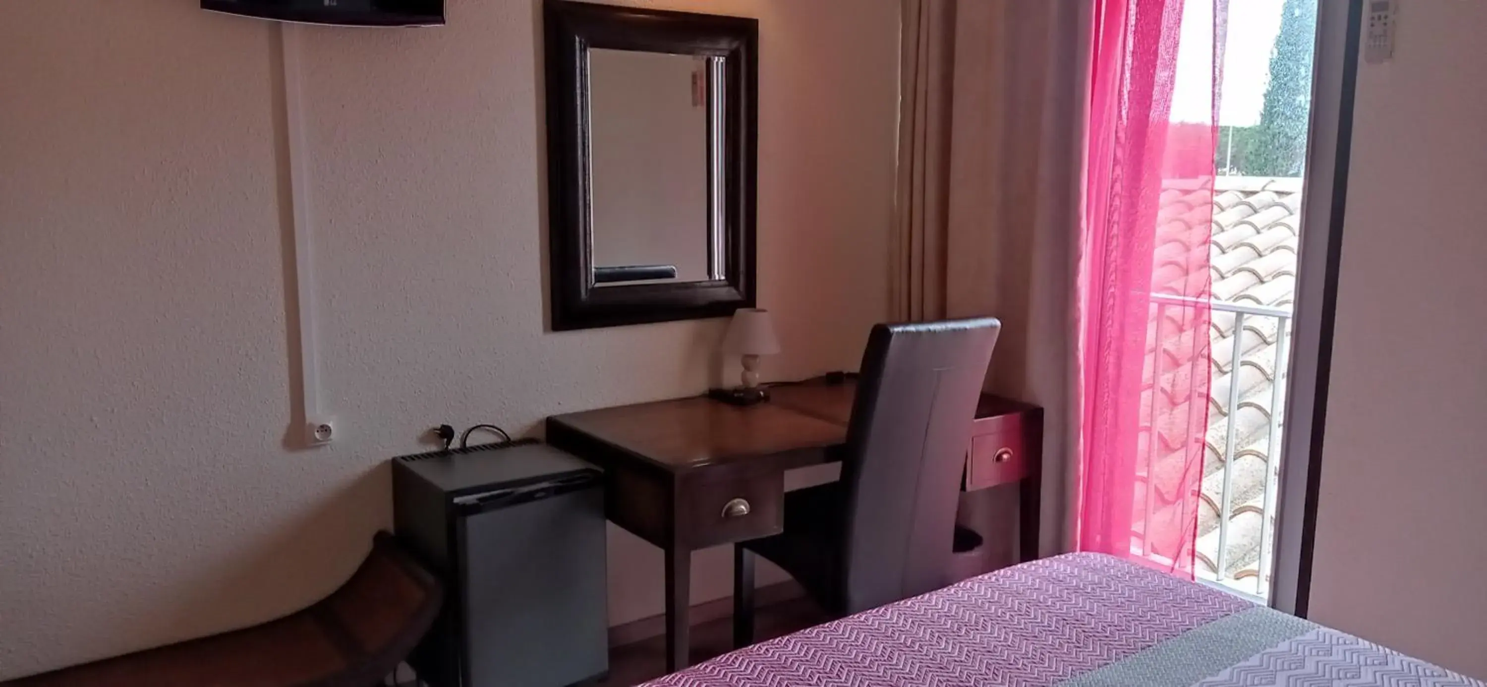 Economic Double Room - single occupancy - free parking - heated swimming pool in Brit Hotel Confort Hélios Agde Economic Double Room - single occupancy - free parking - heated swimming pool in Brit Hotel Confort Hélios Agde