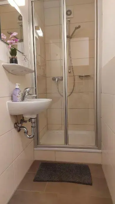 Bunk Bed in Female Dormitory Room in Hostel am Ostentor Bunk Bed in Female Dormitory Room in Hostel am Ostentor