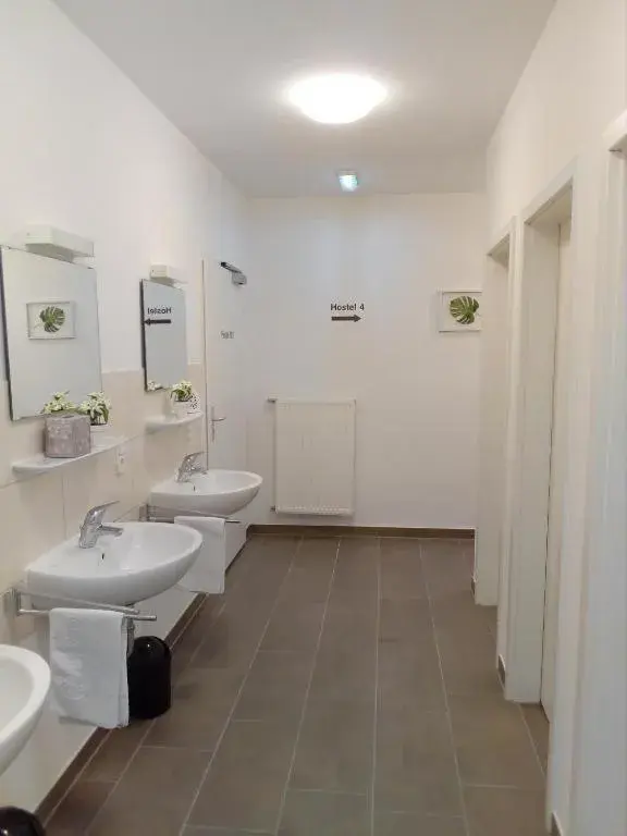 Bed in 6-Bed Mixed Dormitory Room in Hostel am Ostentor Bed in 6-Bed Mixed Dormitory Room in Hostel am Ostentor