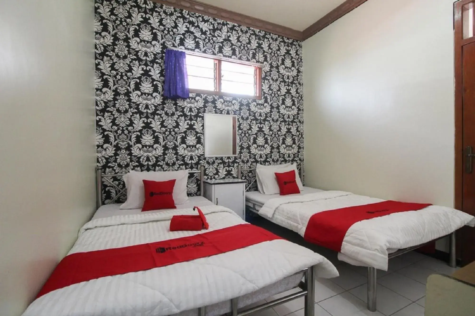 Standard Twin Room in RedDoorz near Sarangan Lake Standard Twin Room in RedDoorz near Sarangan Lake