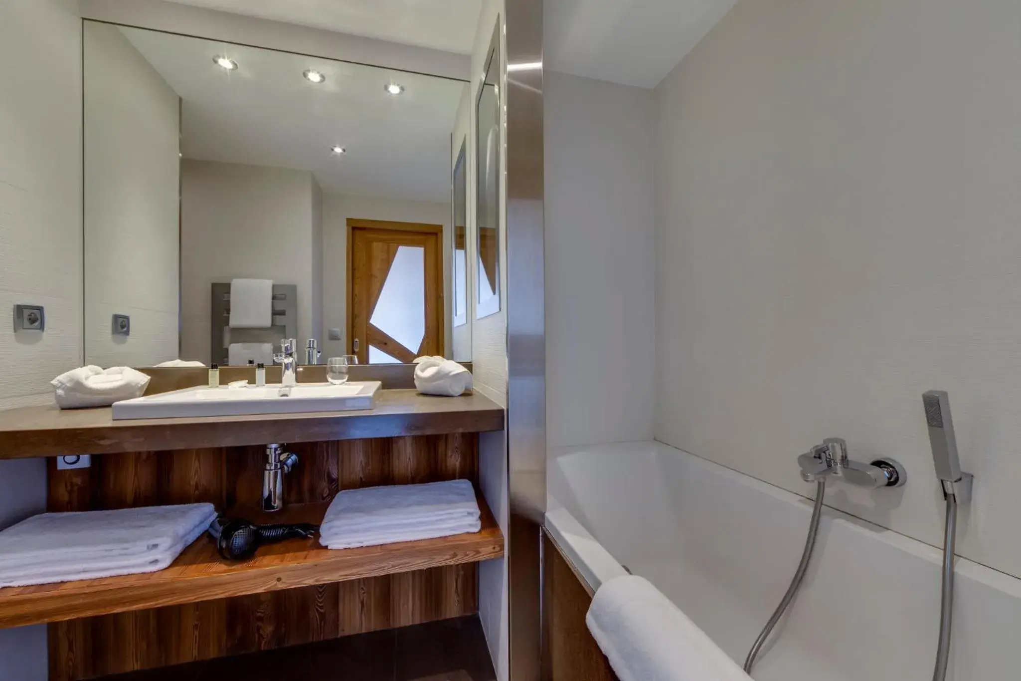 Superior Double Room in Chalet Hotel Du Fornet Superior Double Room in Chalet Hotel Du Fornet