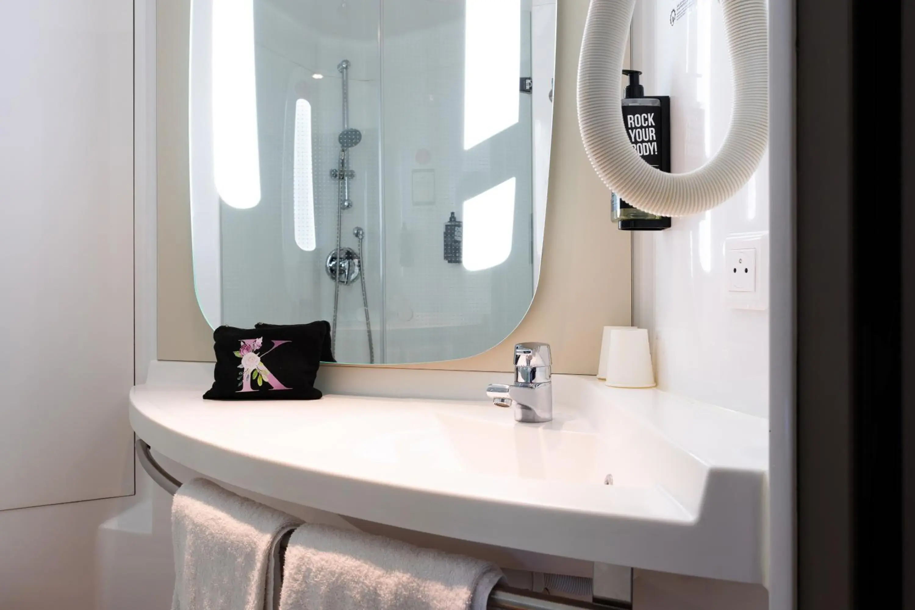 Standard Twin Room in ibis Arcachon la Teste de Buch Standard Twin Room in ibis Arcachon la Teste de Buch