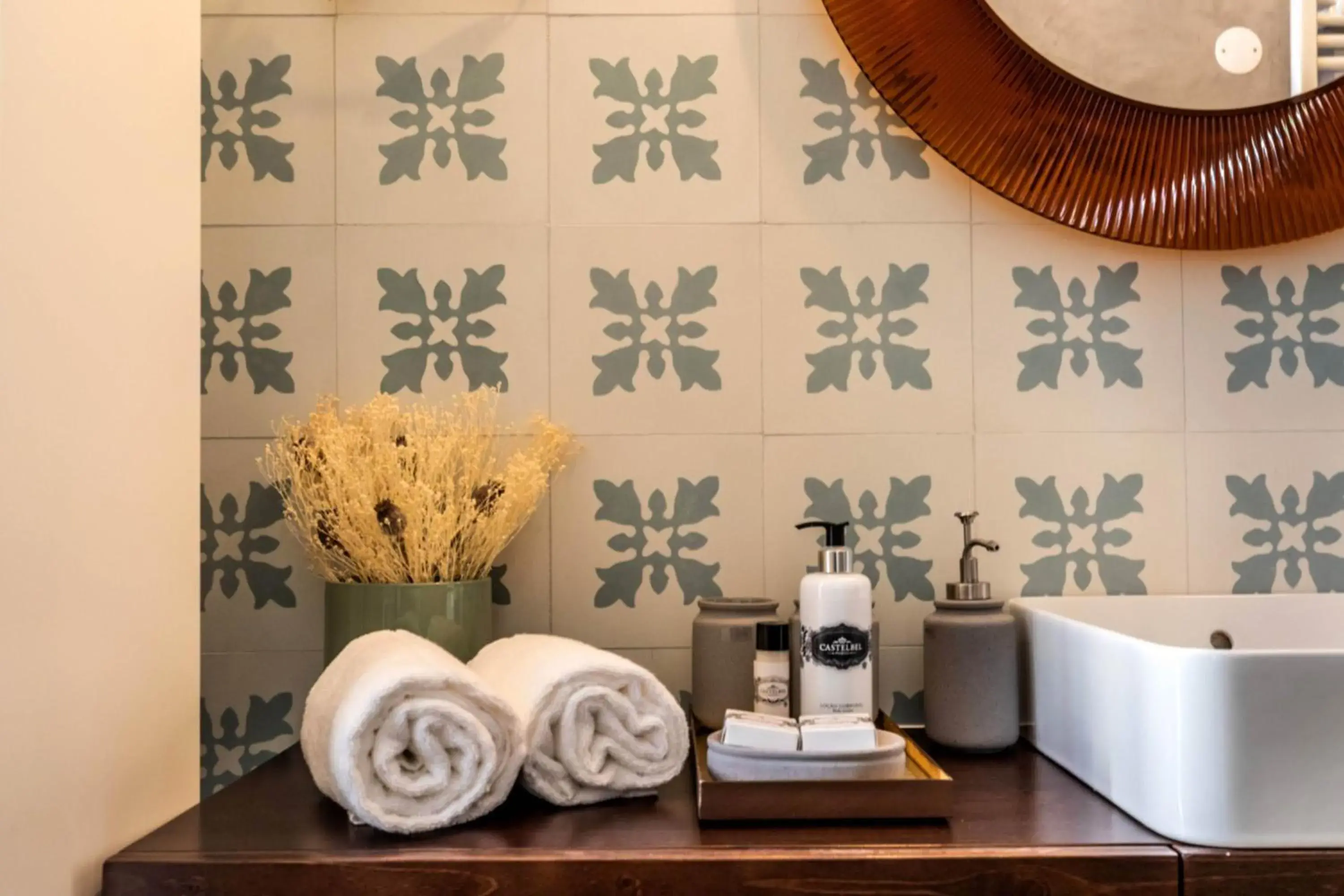 Deluxe Panoramic Suite in Harbour Inn Design Townhouse Deluxe Panoramic Suite in Harbour Inn Design Townhouse