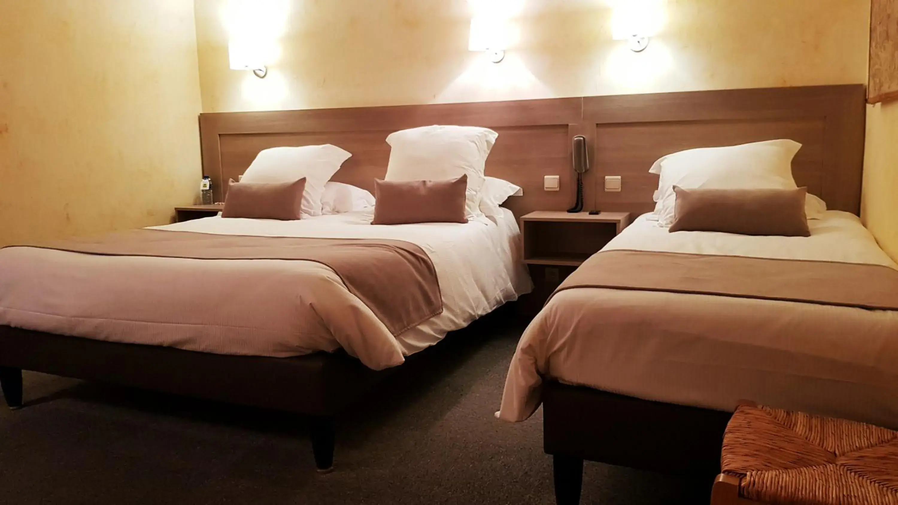 Triple Room in Hostellerie d'Héloïse Logis Triple Room in Hostellerie d'Héloïse Logis