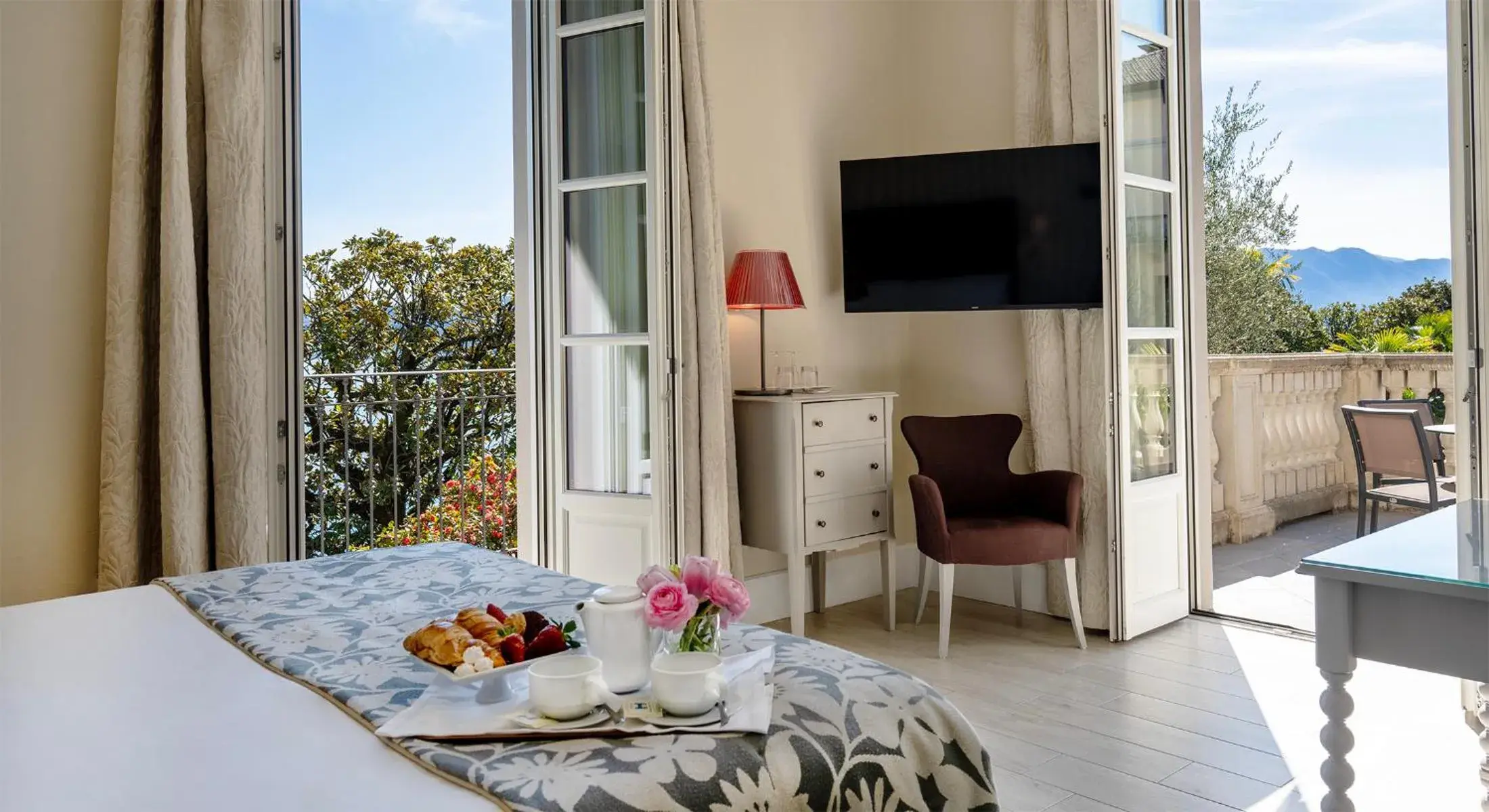 Corner Room with Lake View in Park Hotel Italia Corner Room with Lake View in Park Hotel Italia