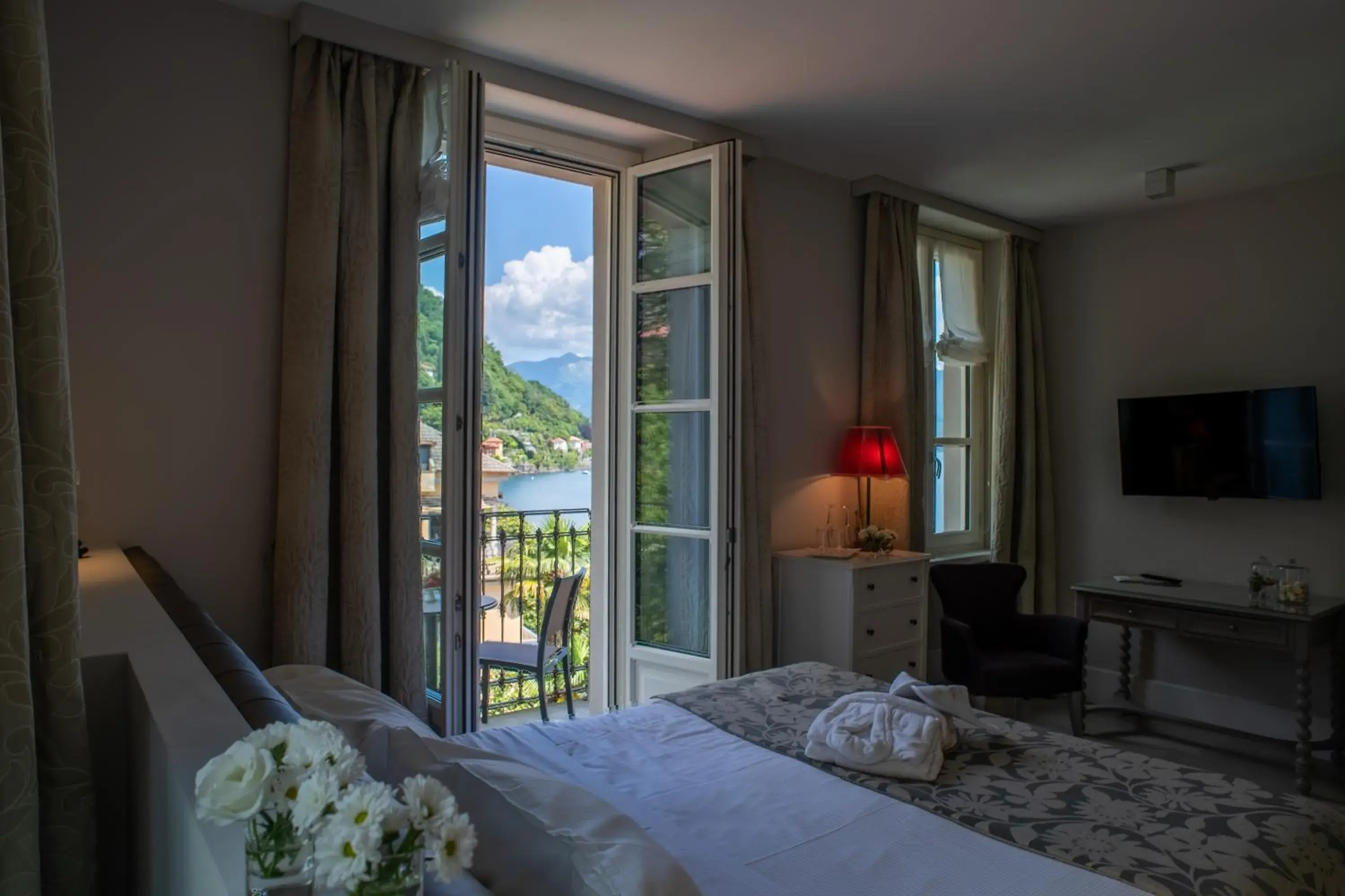 Double Room with Partial Lake View in Park Hotel Italia Double Room with Partial Lake View in Park Hotel Italia