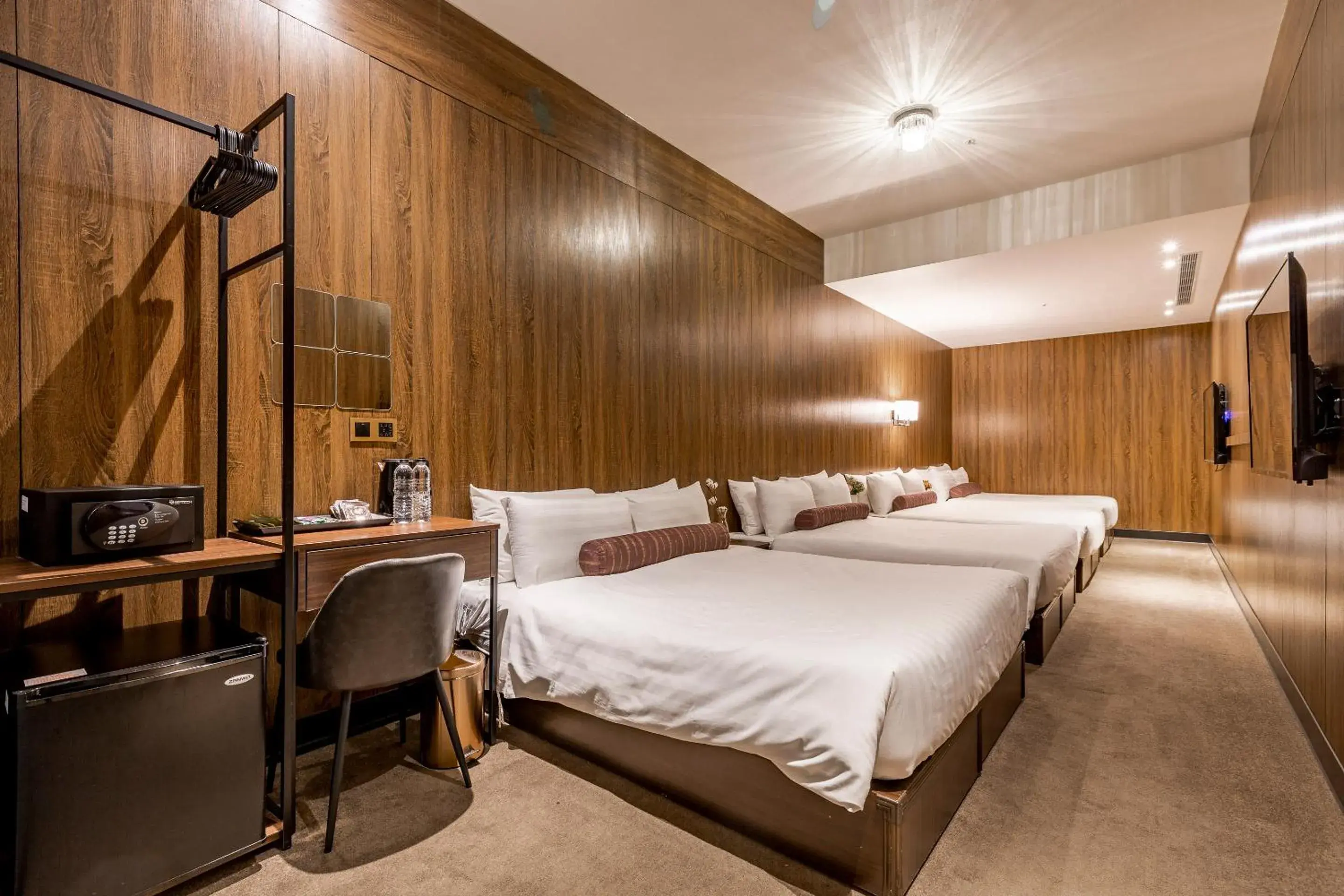 Economy Eight-Person Room in Mayer Inn Economy Eight-Person Room in Mayer Inn