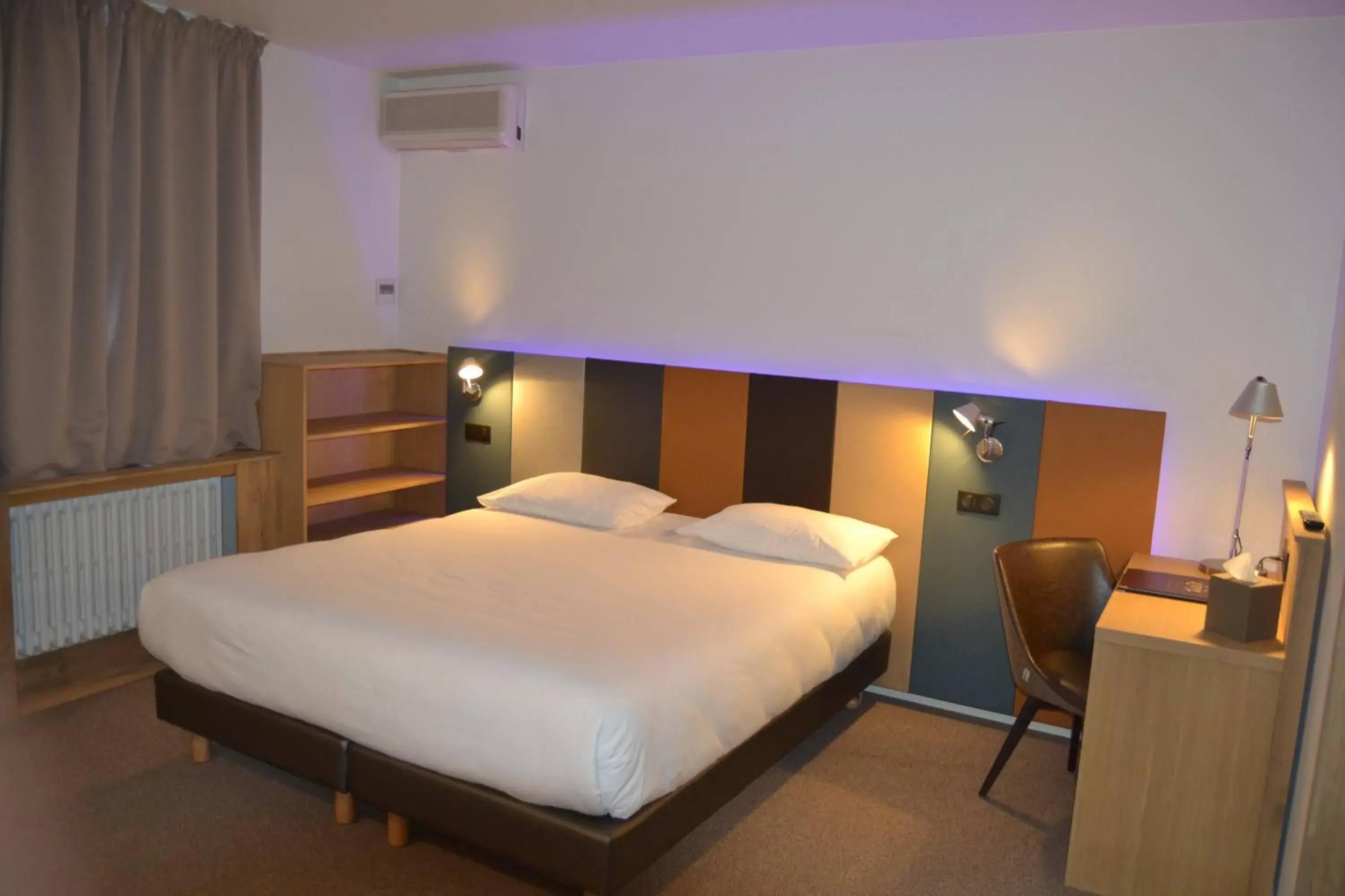 Family Room (4 Adults) in Cit'Hotel De Harlay Family Room (4 Adults) in Cit'Hotel De Harlay