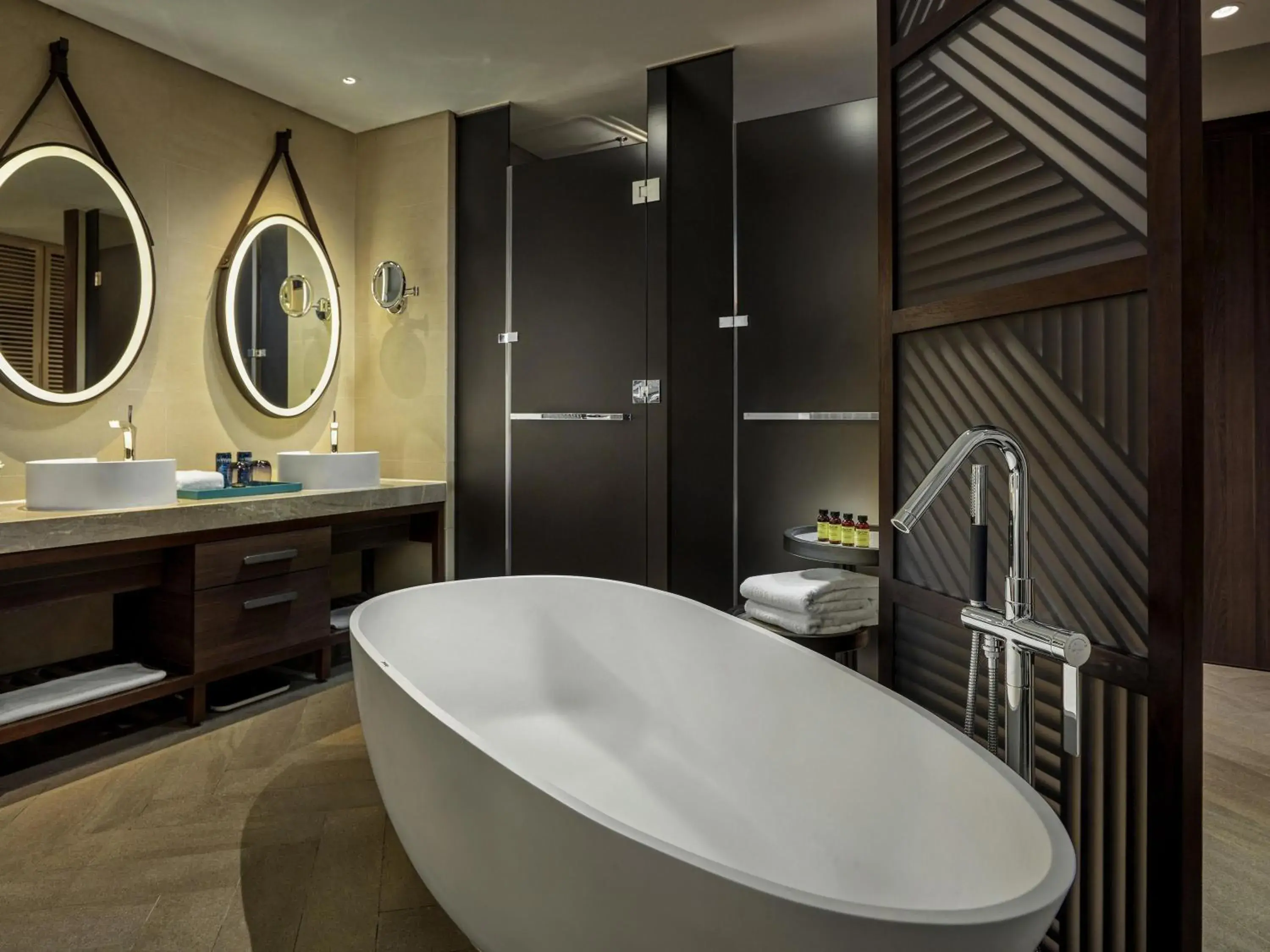 Deluxe King Room with Garden View in Pullman Phu Quoc Beach Resort Deluxe King Room with Garden View in Pullman Phu Quoc Beach Resort