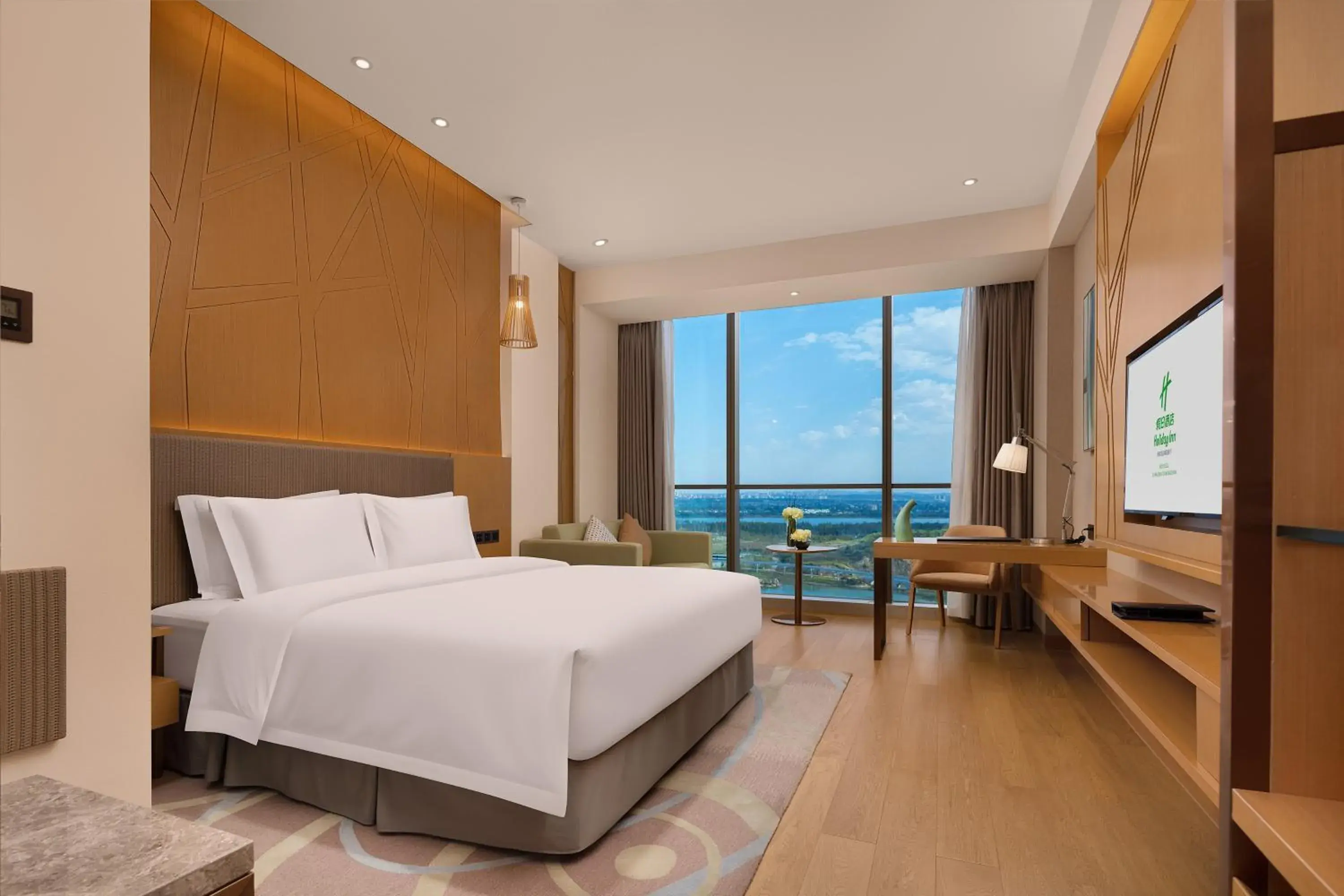 Standard King Room with Lake View in Holiday Inn Changsha Dawangshan by IHG Standard King Room with Lake View in Holiday Inn Changsha Dawangshan by IHG