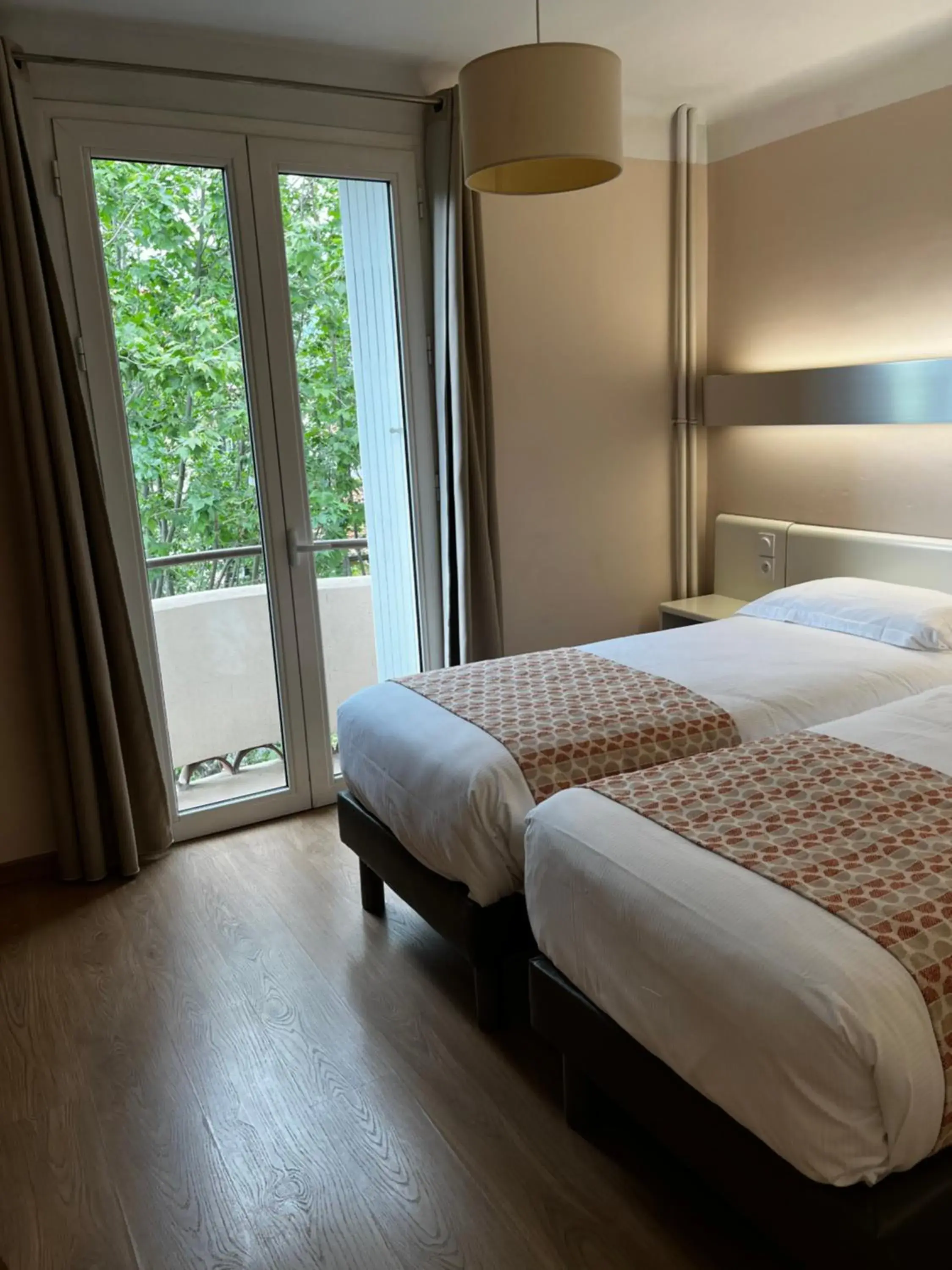 Twin Room in The Originals City, Hôtel Mondial, Perpignan Twin Room in The Originals City, Hôtel Mondial, Perpignan