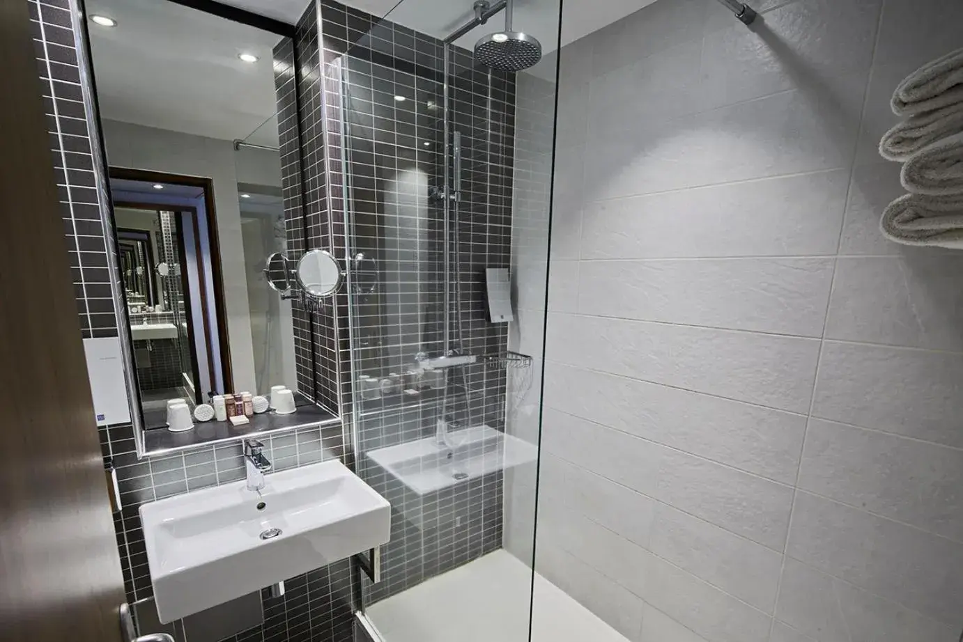 Standard Queen Room - Top Floor in Holiday Inn Clermont Ferrand Centre, an IHG Hotel Standard Queen Room - Top Floor in Holiday Inn Clermont Ferrand Centre, an IHG Hotel