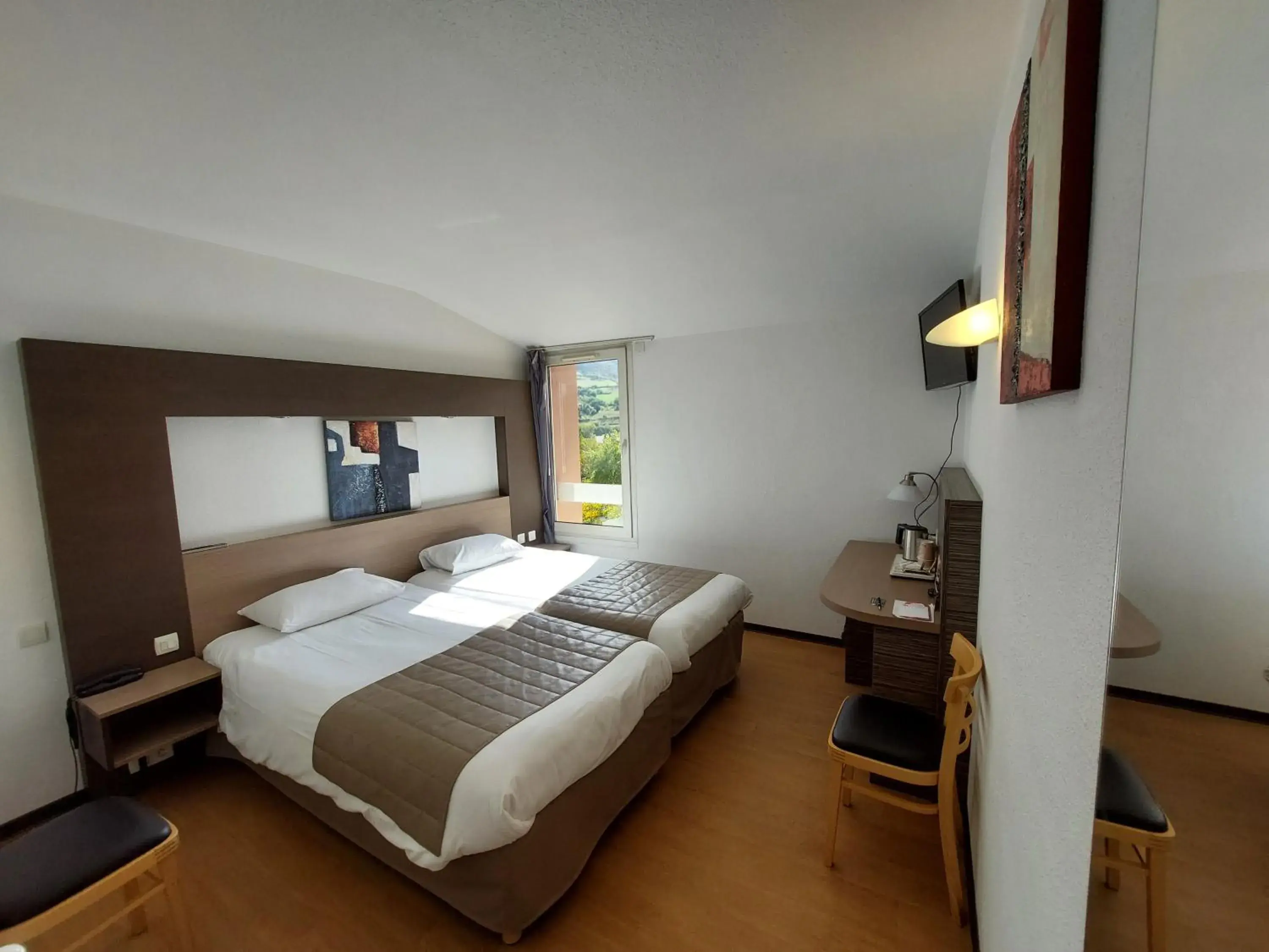 Twin Room in Cévenol Hôtel Twin Room in Cévenol Hôtel