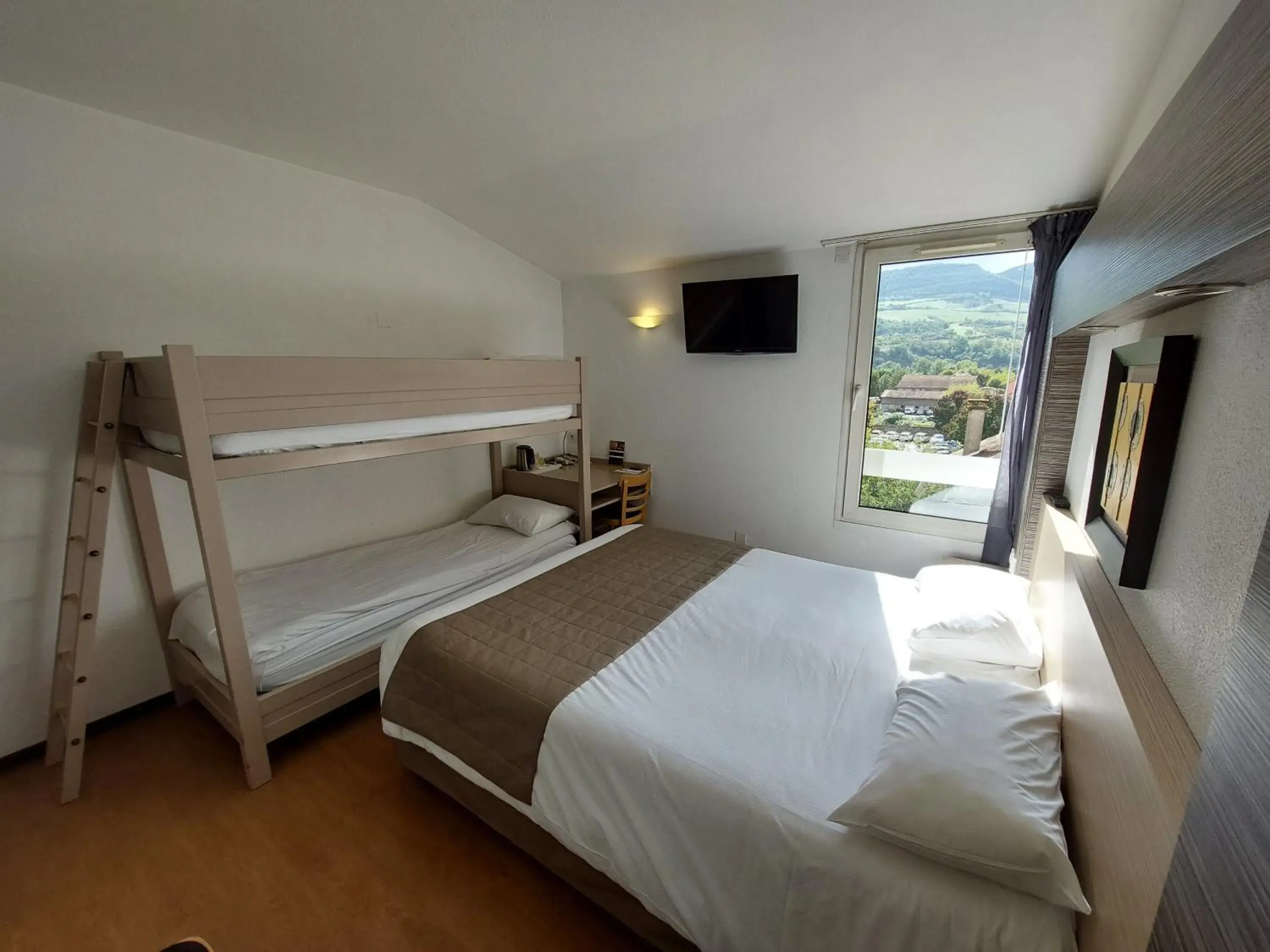 Quadruple Room in Cévenol Hôtel Quadruple Room in Cévenol Hôtel