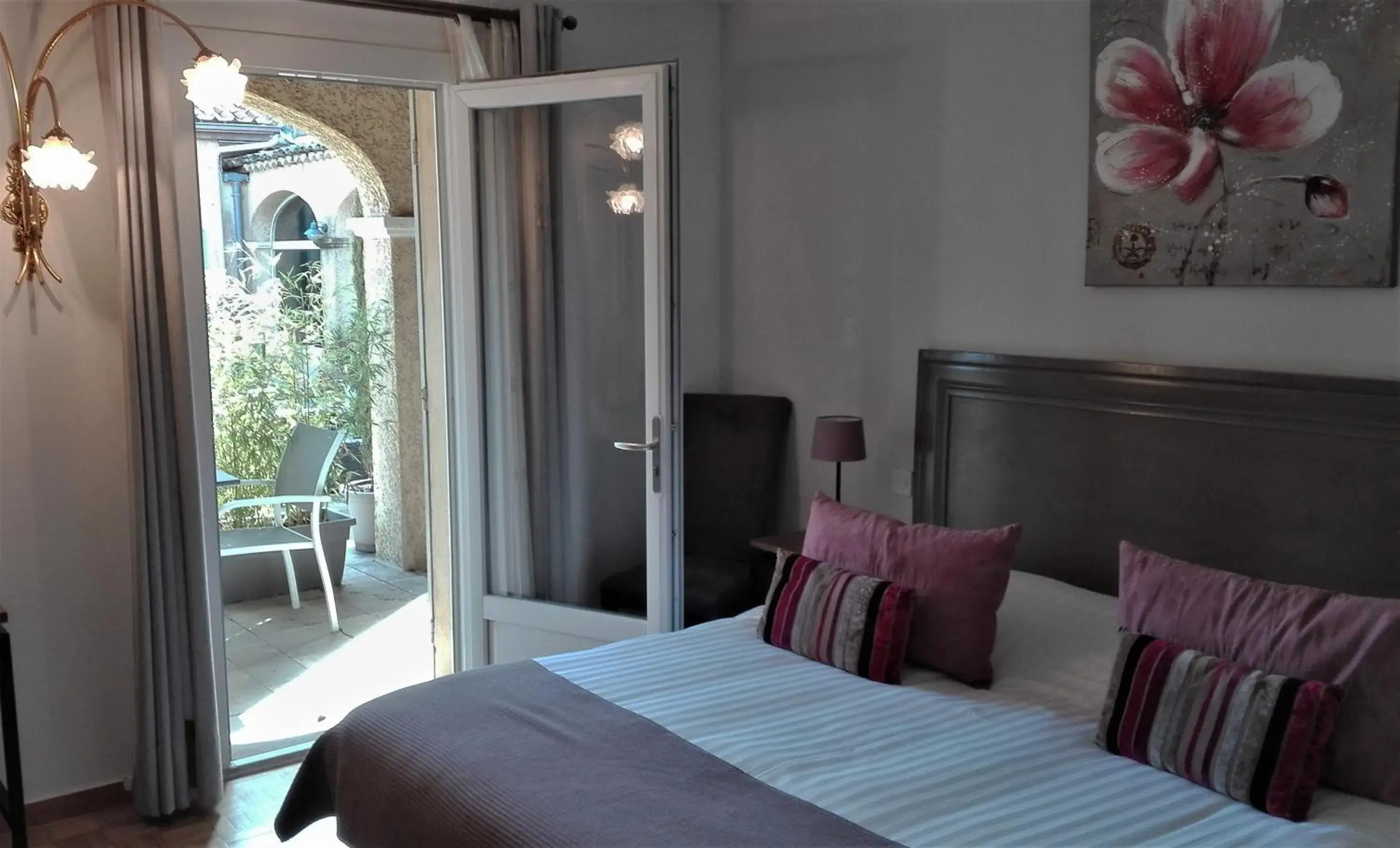 Superior Triple Room in Logis Hôtel Fabian des Baux Superior Triple Room in Logis Hôtel Fabian des Baux