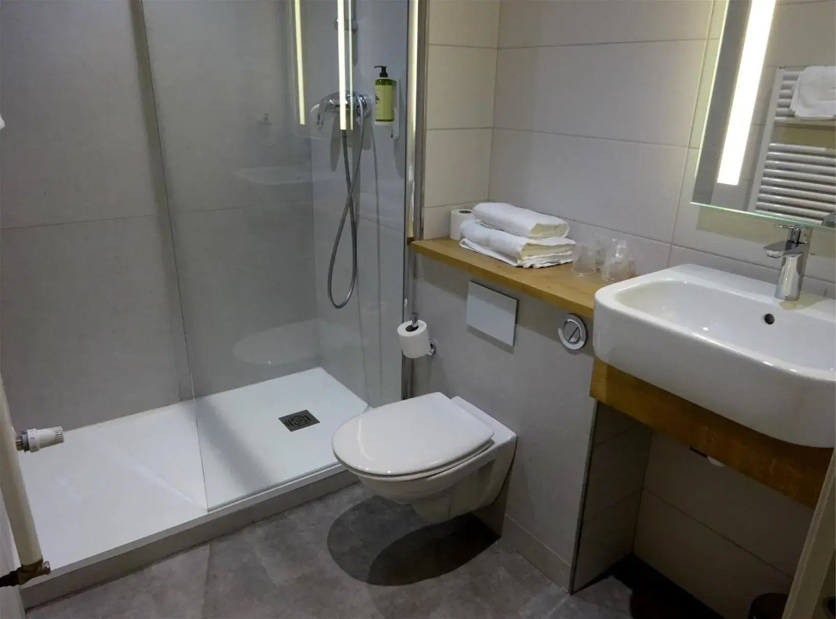 Triple Room in Hôtel la Capelle Millau Triple Room in Hôtel la Capelle Millau