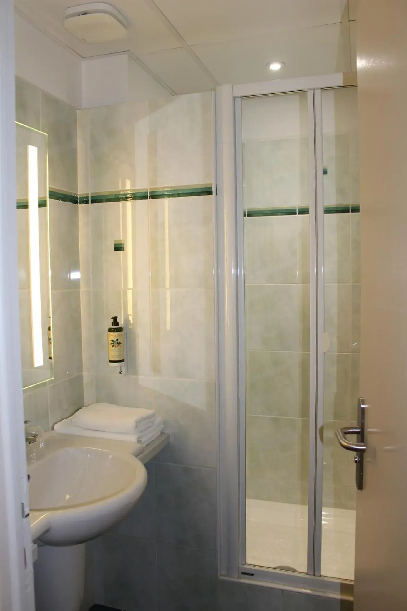 Superior Double or Twin Room in Hôtel la Capelle Millau Superior Double or Twin Room in Hôtel la Capelle Millau