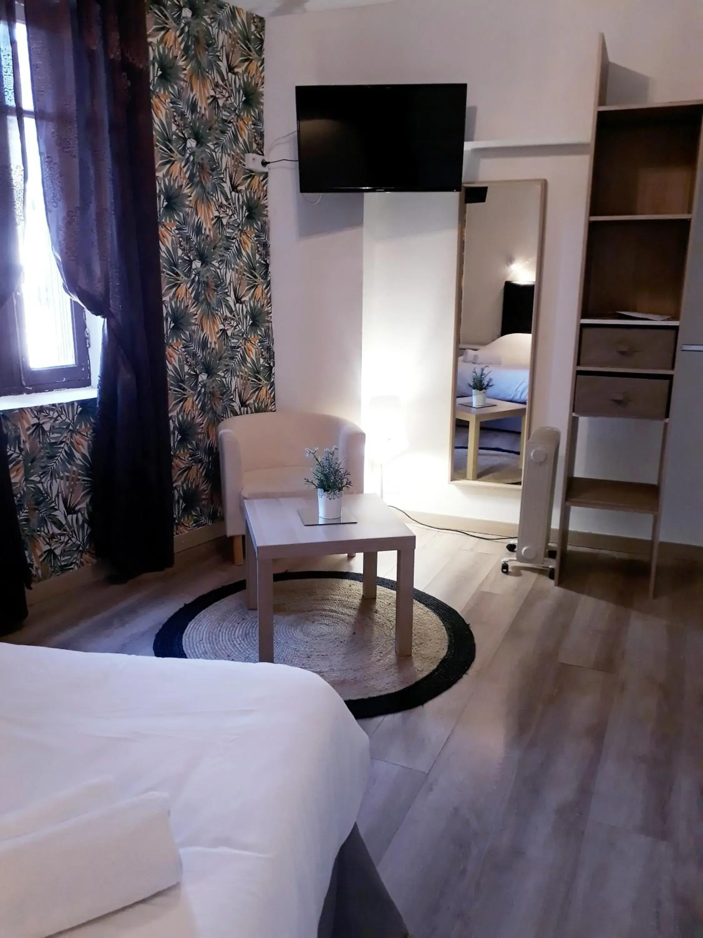 Double Room in Hotel renaissance martigues Double Room in Hotel renaissance martigues