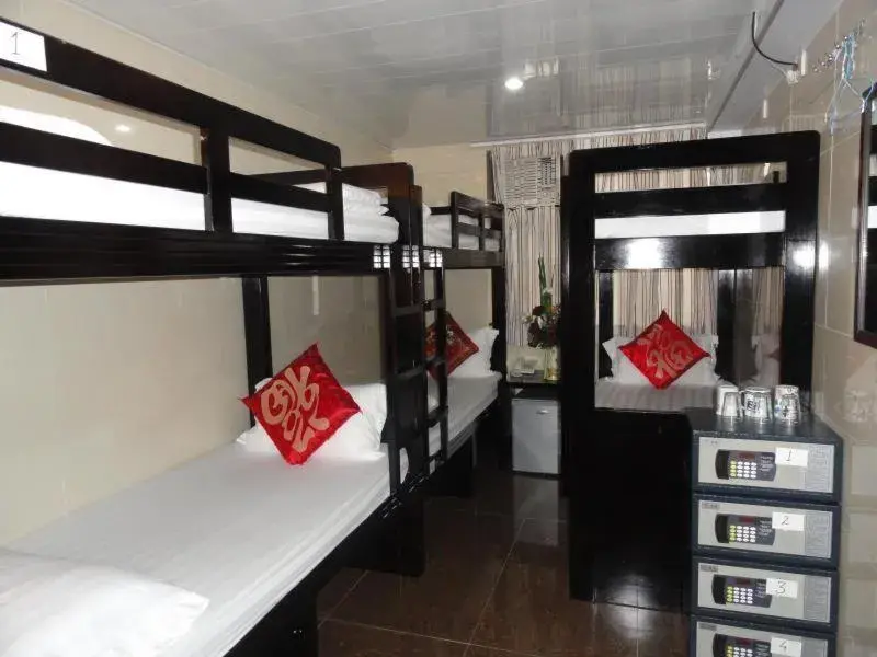 Bed in 6-Bed Dormitory Room in New Day Night Hostel RECEPTION 24 HOUR BLOCK D CHUNGKING MANSION TSIM SHA TSUI KOWLOONN Bed in 6-Bed Dormitory Room in New Day Night Hostel RECEPTION 24 HOUR BLOCK D CHUNGKING MANSION TSIM SHA TSUI KOWLOONN