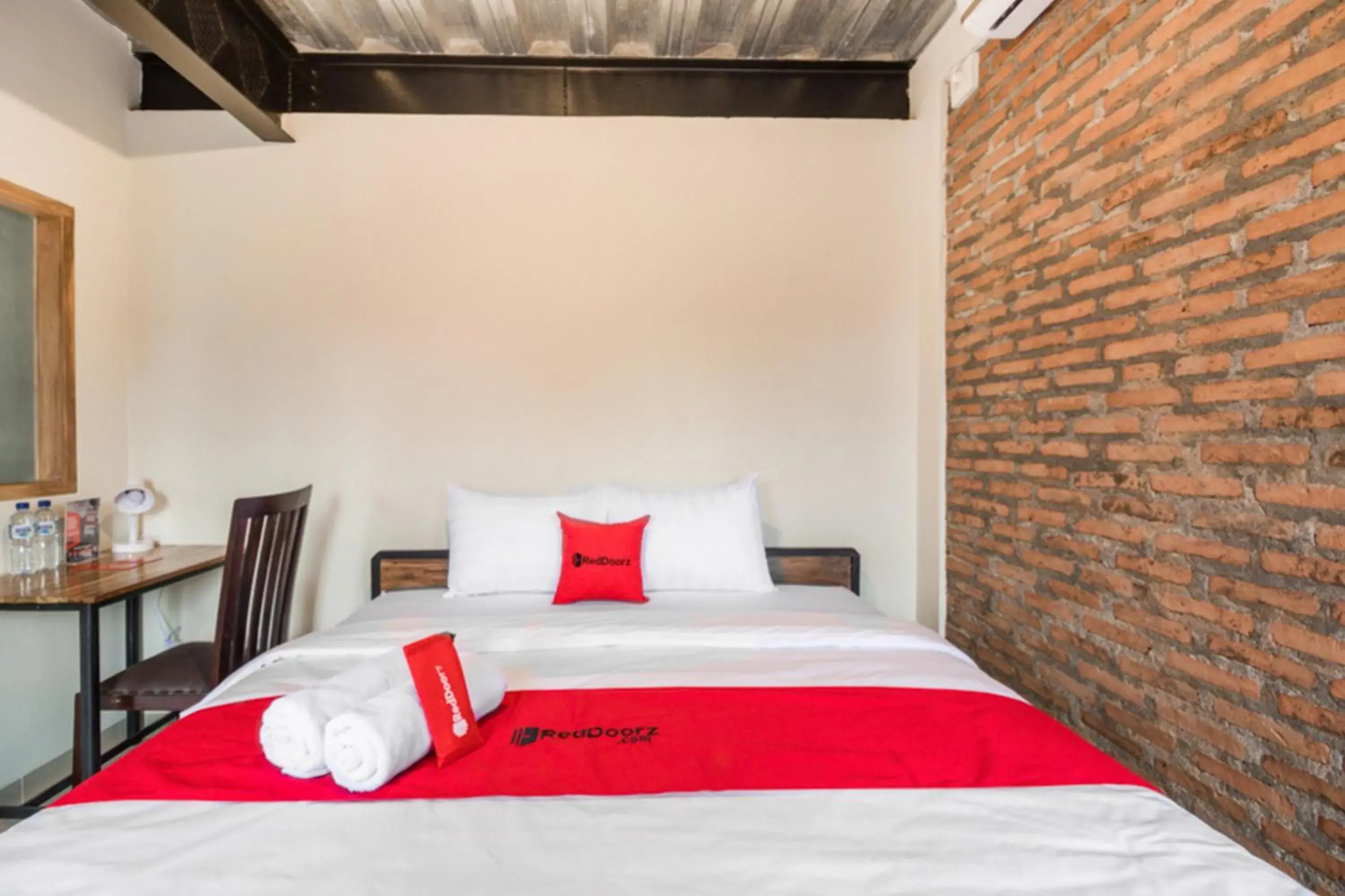 Double Room in RedDoorz Syariah @ Babadan Baru Jakal Double Room in RedDoorz Syariah @ Babadan Baru Jakal