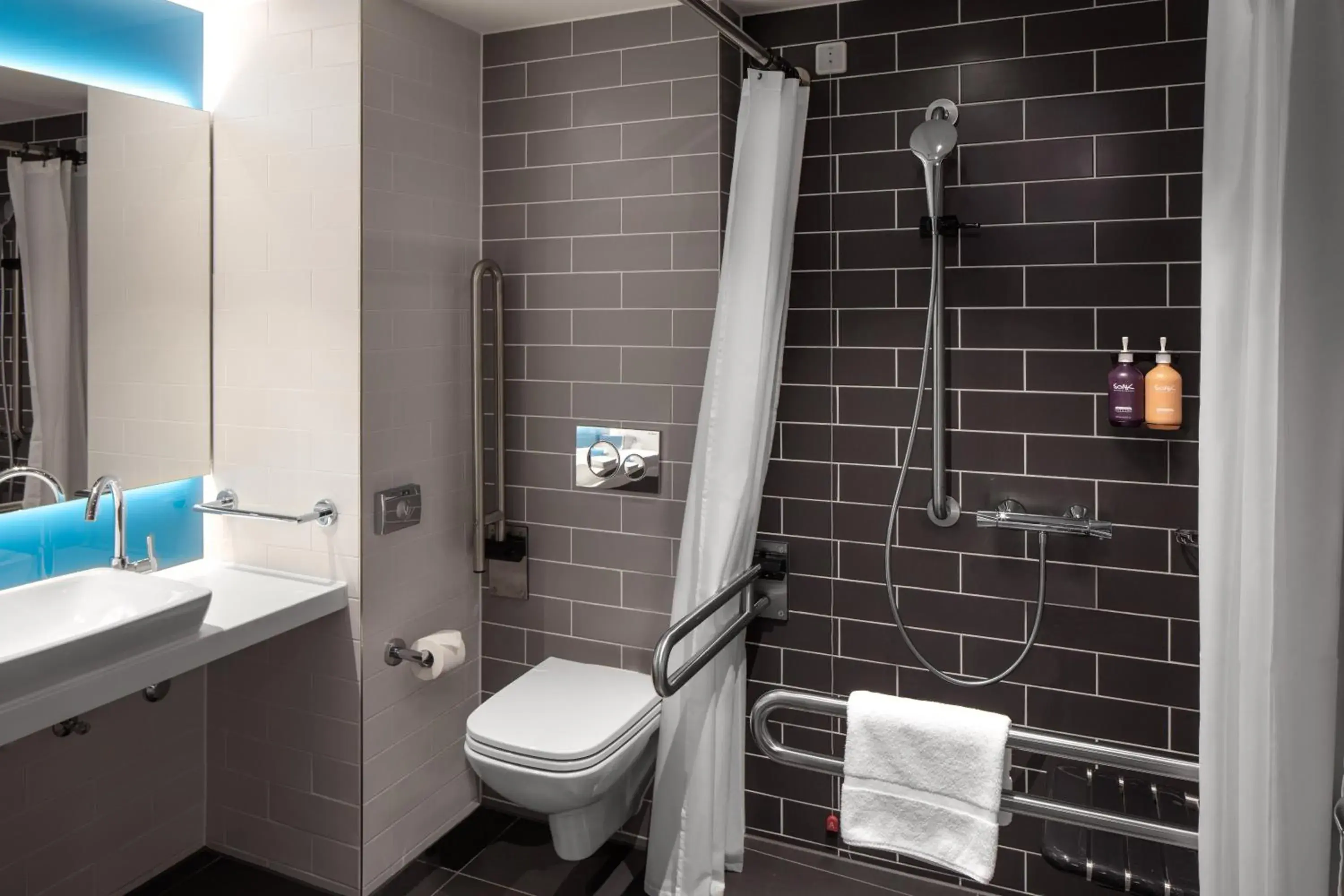 Standard Queen Room - Mobility Access in Holiday Inn Express - Aarburg - Oftringen by IHG Standard Queen Room - Mobility Access in Holiday Inn Express - Aarburg - Oftringen by IHG
