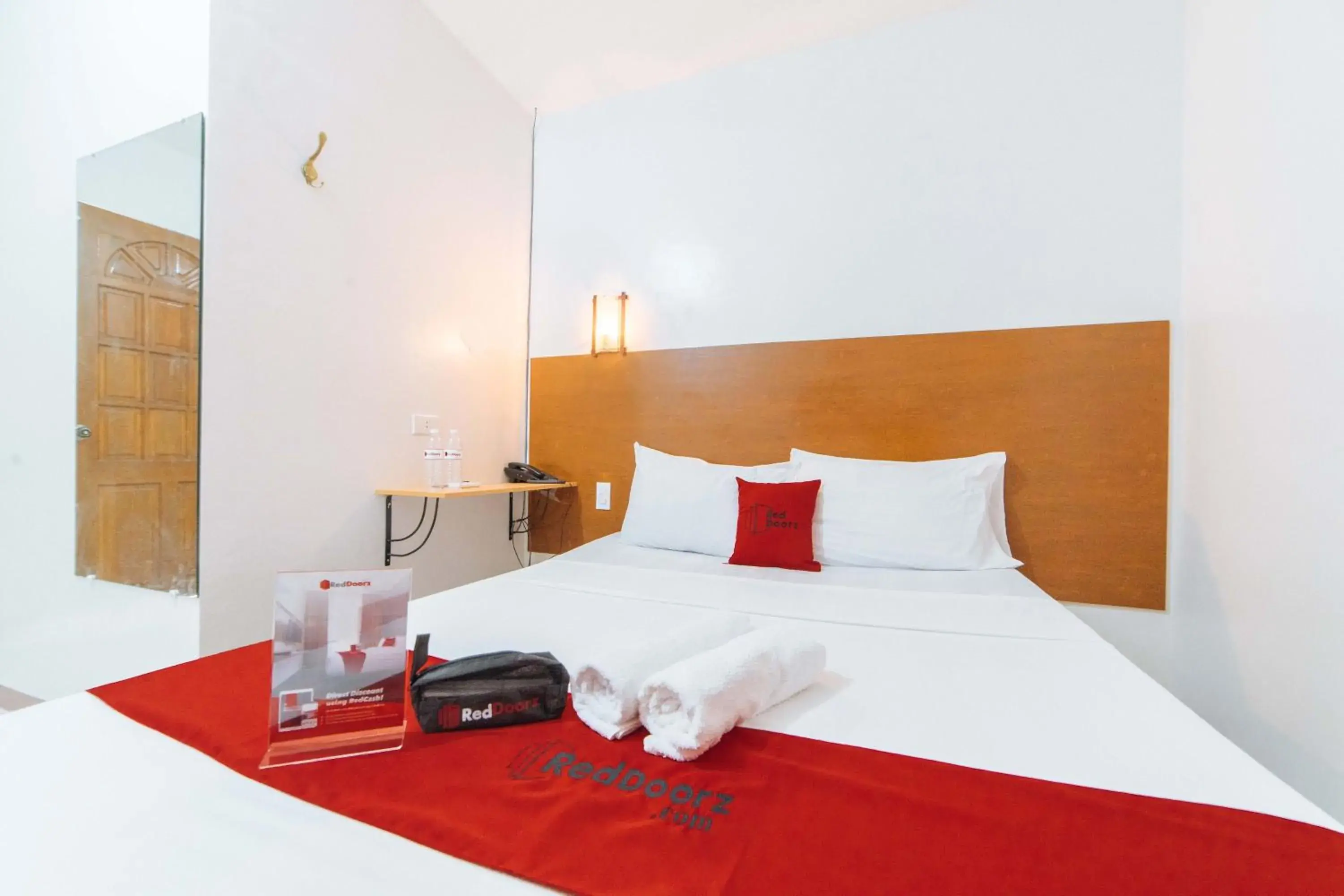 Double Room in RedDoorz @ Old Buswang Road Double Room in RedDoorz @ Old Buswang Road