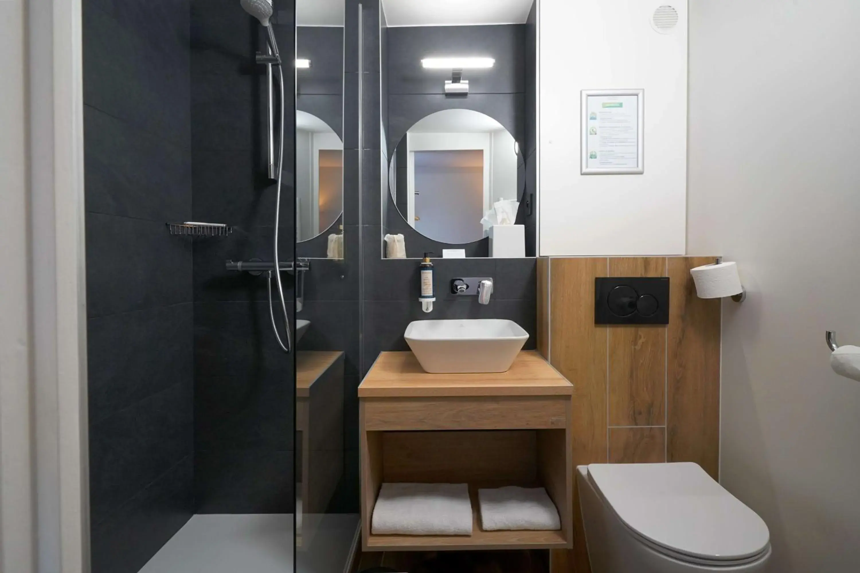 Quadruple Room in Best Western The Hotel Versailles Quadruple Room in Best Western The Hotel Versailles