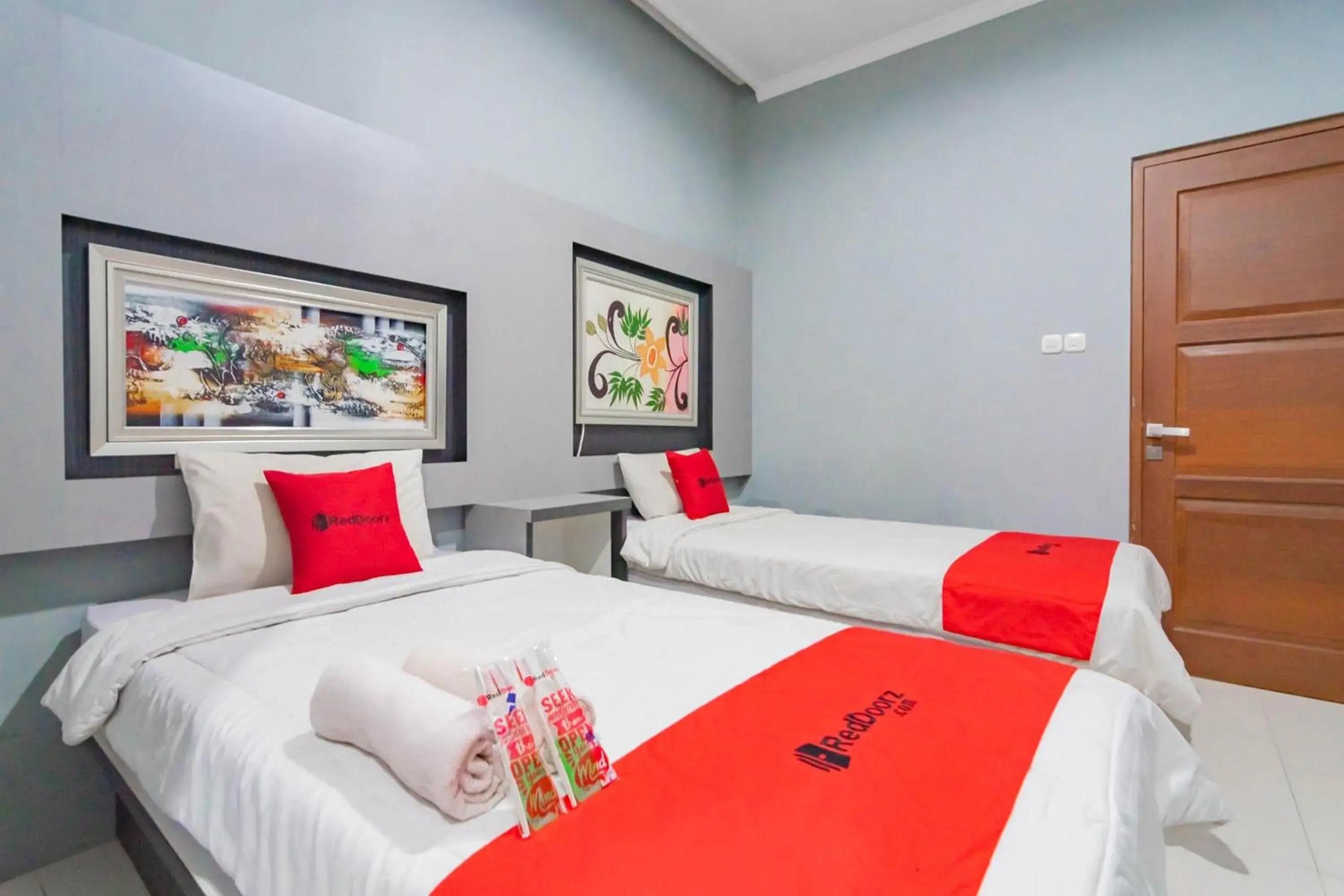 Standard Twin Room in RedDoorz Resort Premium @ Sangkan Hurip Kuningan Standard Twin Room in RedDoorz Resort Premium @ Sangkan Hurip Kuningan