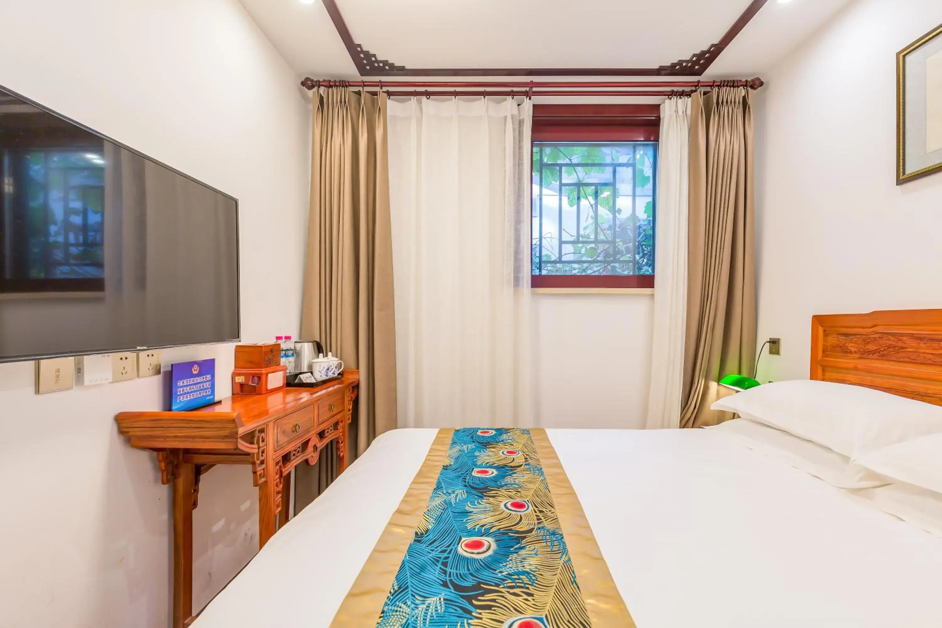 Deluxe Double Room with Shower in Qinfu Hotel Beijing Nanluogu Lane Houhai Deluxe Double Room with Shower in Qinfu Hotel Beijing Nanluogu Lane Houhai