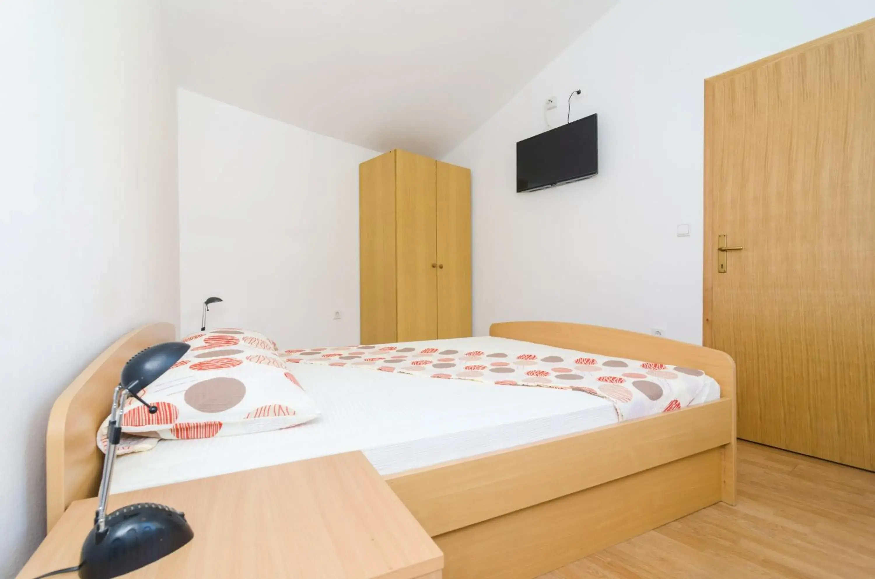 Comfort One-Bedroom Apartment with Balcony and Garden View in Rooms & Apartments Barišić Comfort One-Bedroom Apartment with Balcony and Garden View in Rooms & Apartments Barišić