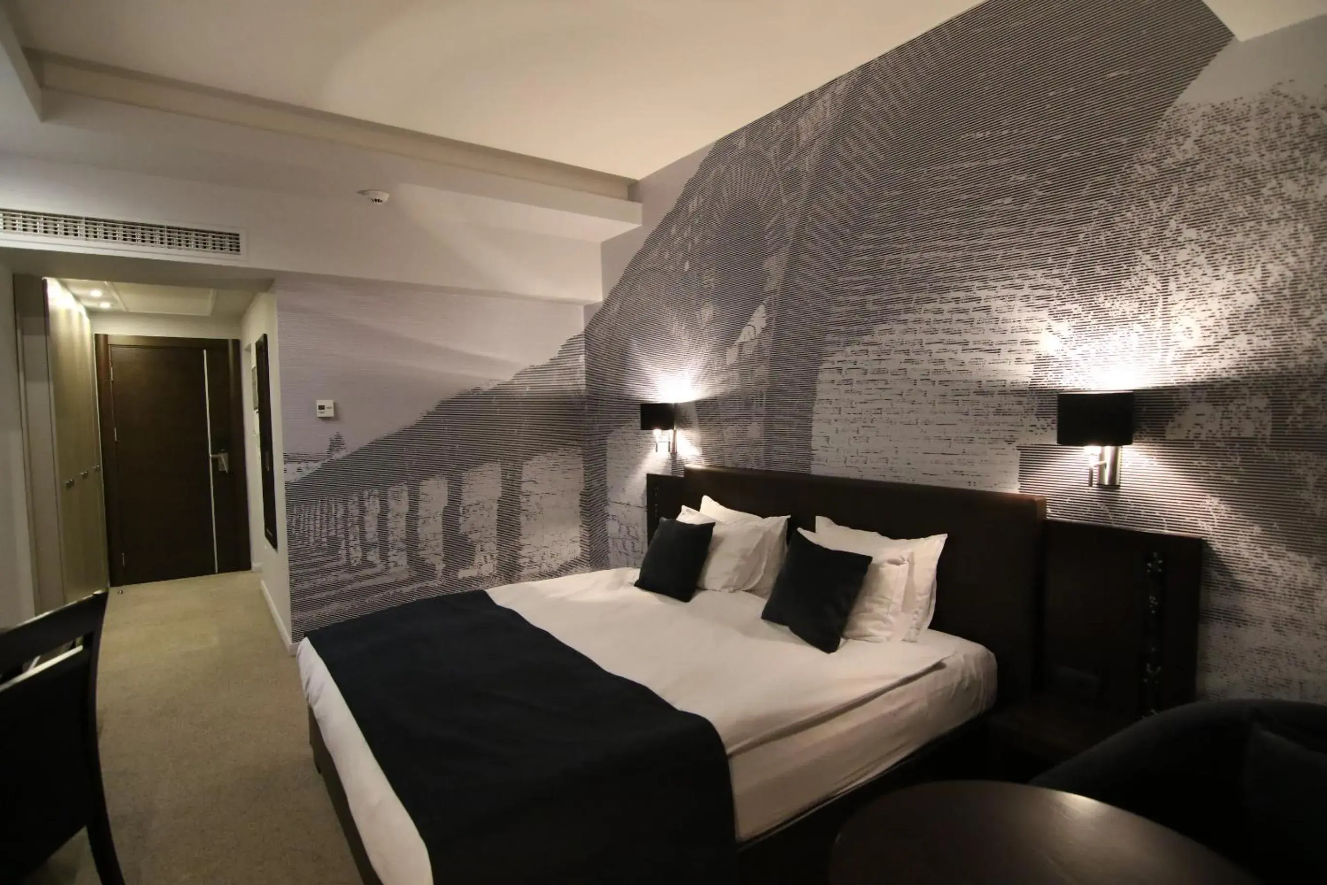 Double room (Free Indoor Parking) - single occupancy in Queen's Hotel - Zebra Centre Double room (Free Indoor Parking) - single occupancy in Queen's Hotel - Zebra Centre