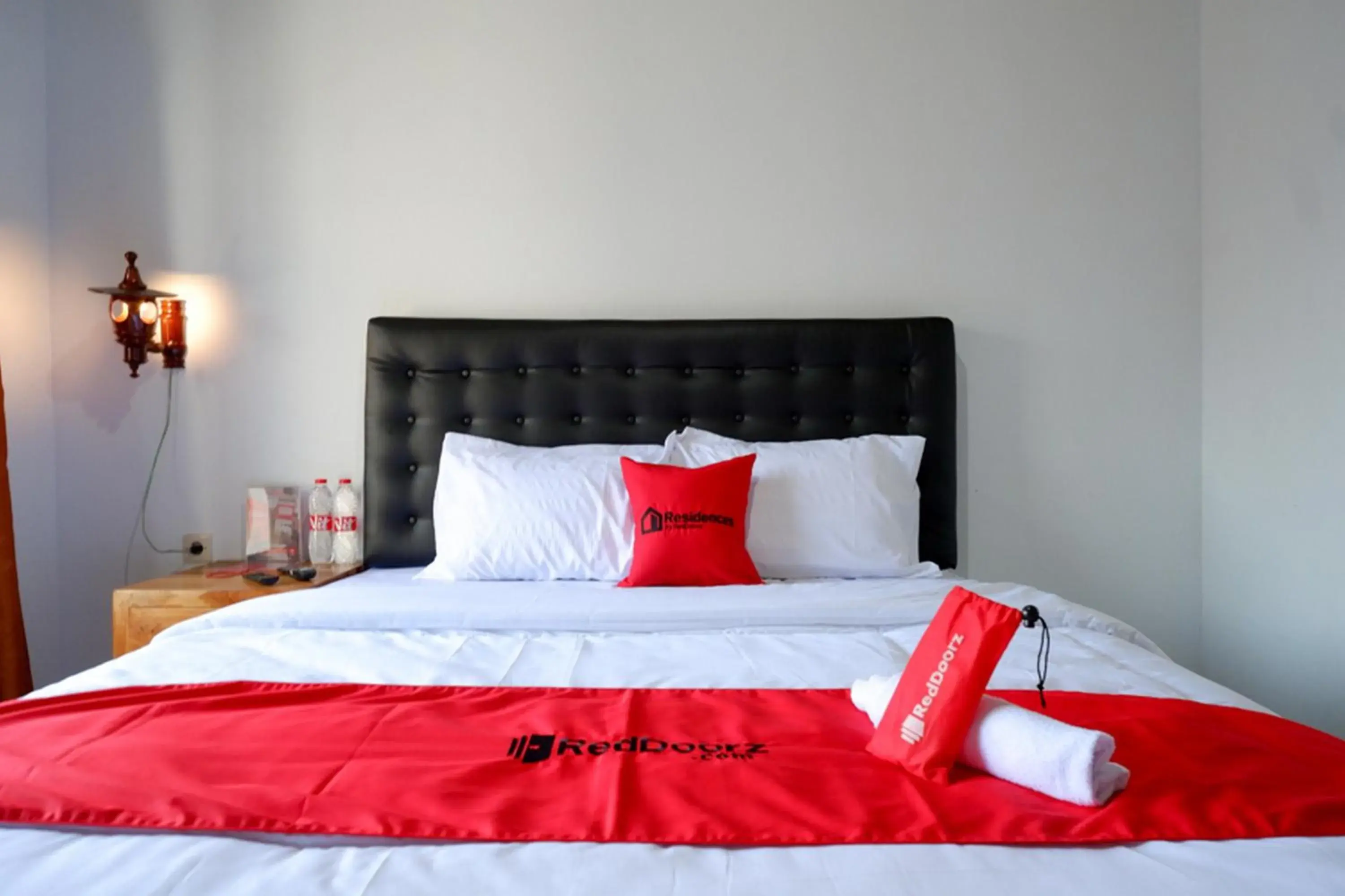 Standard Double Room in RedDoorz @ Kampoeng Etnik Kebumen 2 Standard Double Room in RedDoorz @ Kampoeng Etnik Kebumen 2