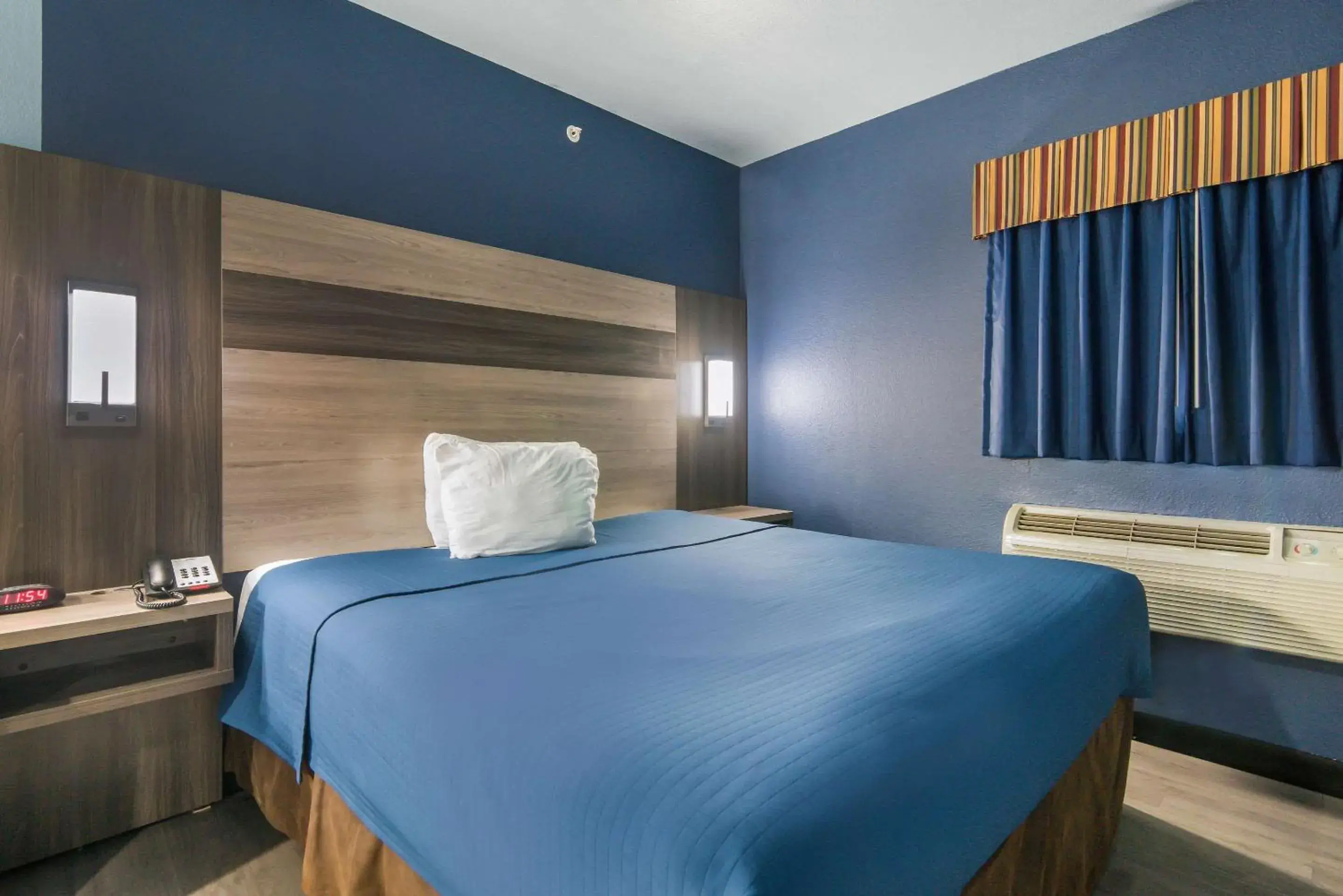 Queen Room - Accessible/Nonsmoking in Rodeway Inn Carrollton I-35E Queen Room - Accessible/Nonsmoking in Rodeway Inn Carrollton I-35E