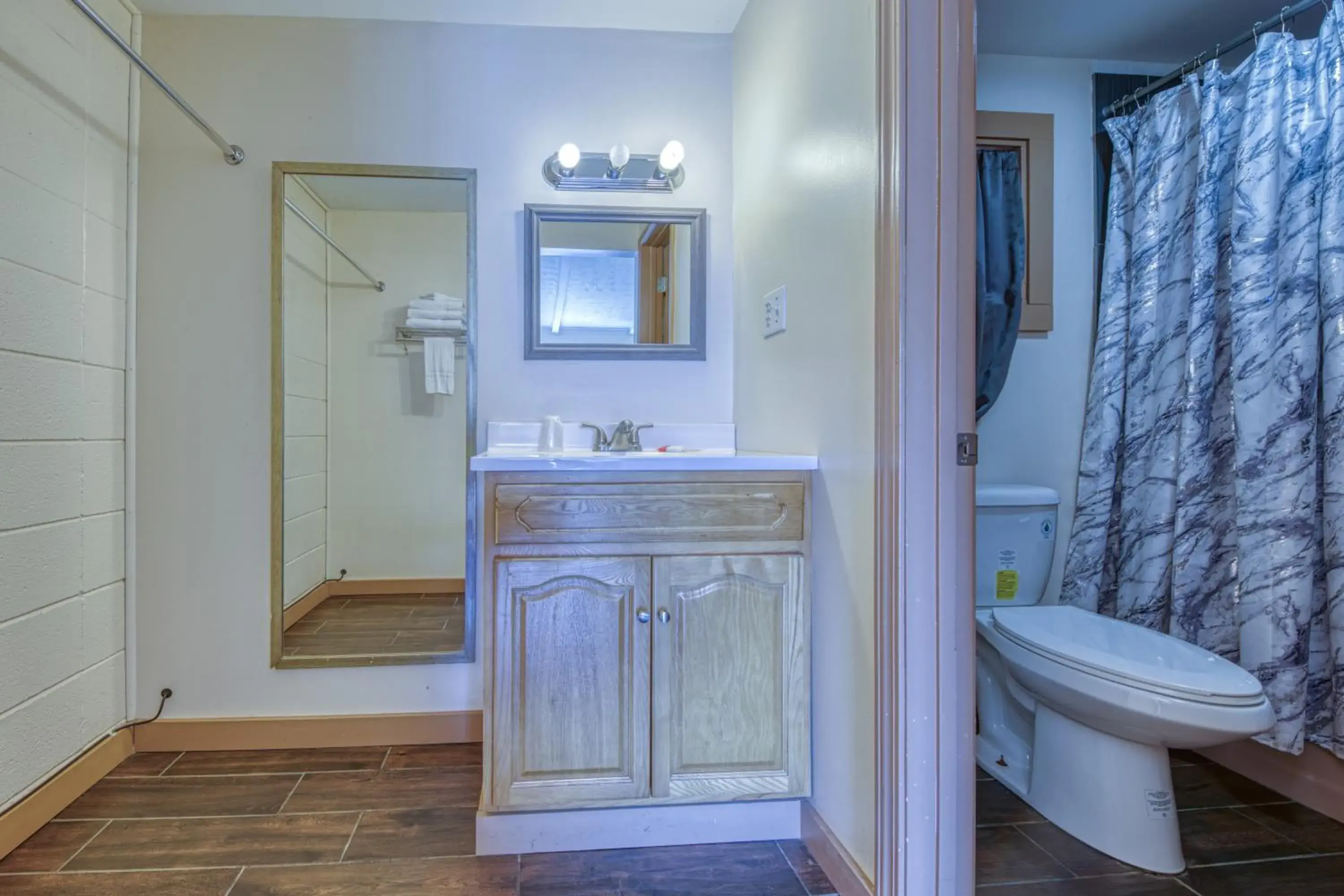 Standard Queen Room in Royal Inn Standard Queen Room in Royal Inn