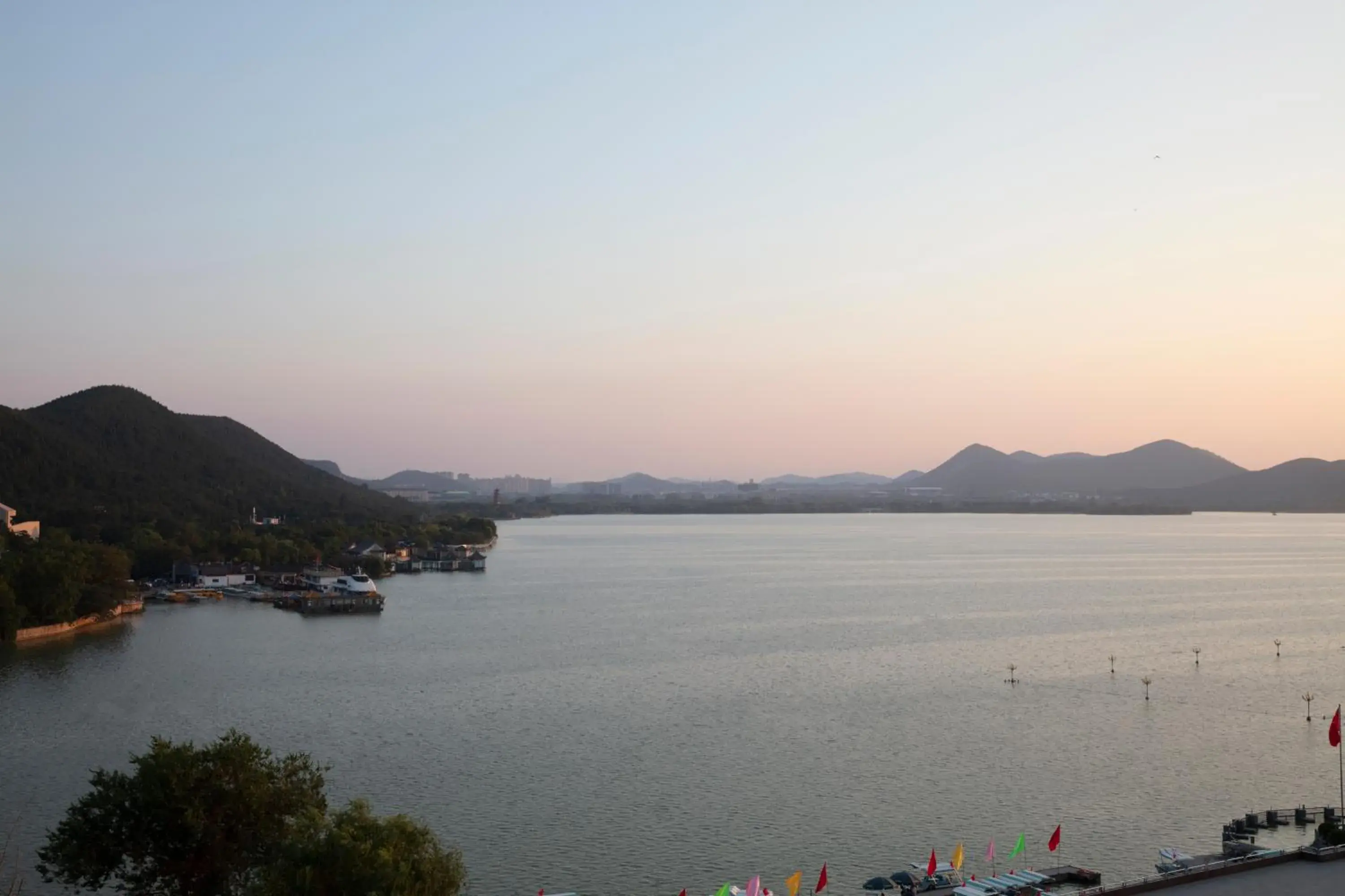 Larger Guest room, 1 King, Lake view, Conner room in Xuzhou Marriott Hotel Lakeview Larger Guest room, 1 King, Lake view, Conner room in Xuzhou Marriott Hotel Lakeview